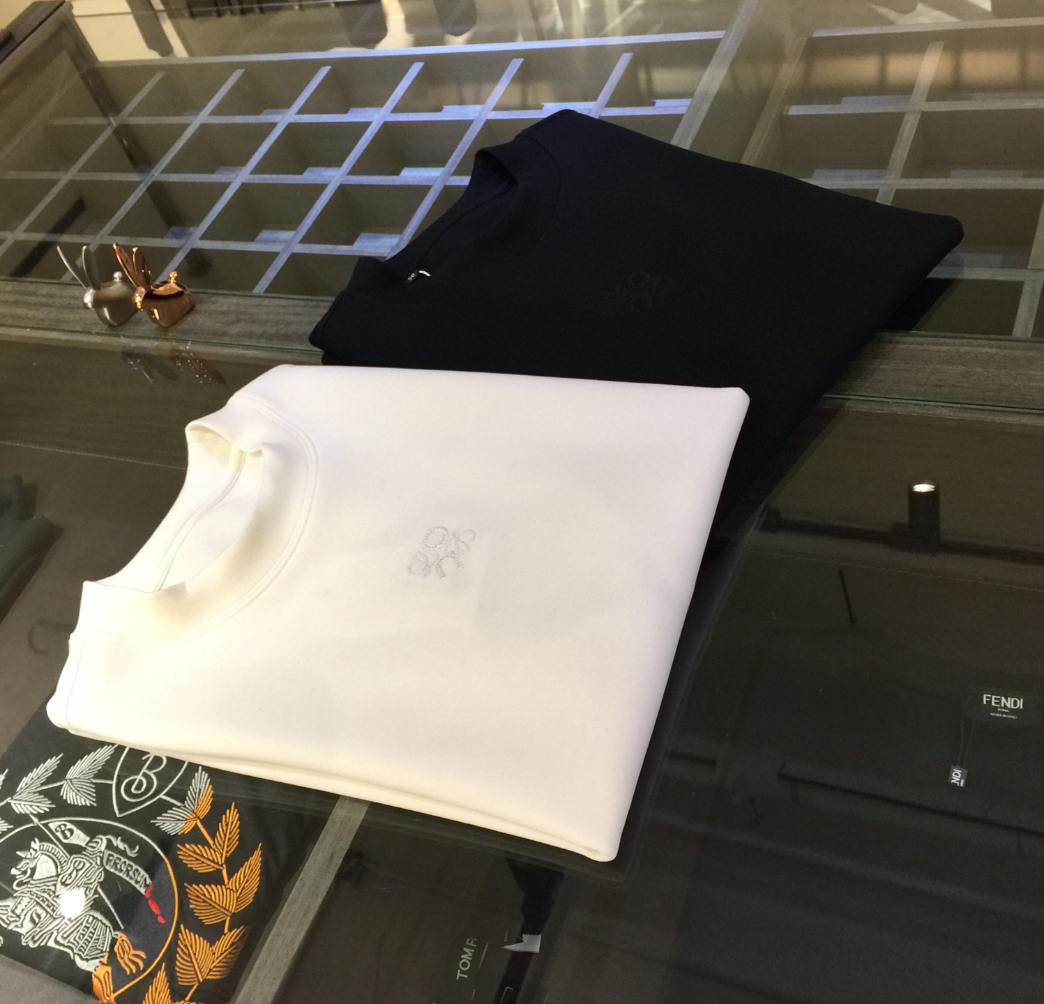 NO:545340,Luo Family Fat Brother’s Gospel New Autumn and Winter Half-Sleeved Shirt Made of the finest high-end modal blended material!  High quality is naturally everyone's first choice. The brand's exquisite embroidered logo design on the chest!  Luxurious temperament!  The upper body is incomparably soft and takes care of your skin. Soft and comfortable. The interior is covered with thin velvet, which is very warm. The upper body effect is great. A must-have for urban leisure and business!  black/white!  Sizes M～4XL (model/125kg wears M),,loewe,alexander wang19860909罗家胖哥哥福音秋冬新款半袖衫 上等高档莫代尔混纺材质！高品质自然是大家的首选 胸前品牌精致刺绣Logo设计！奢华气质！上身无敌柔软 呵护着您的肌肤. 柔软舒适.内里覆盖薄绒,非常保暖.上身效果超棒. 都市休闲商务必备款！黑色/白色！尺码M～4XL（模特/125斤穿M）,,loewe,alexander wang,Men's clothing