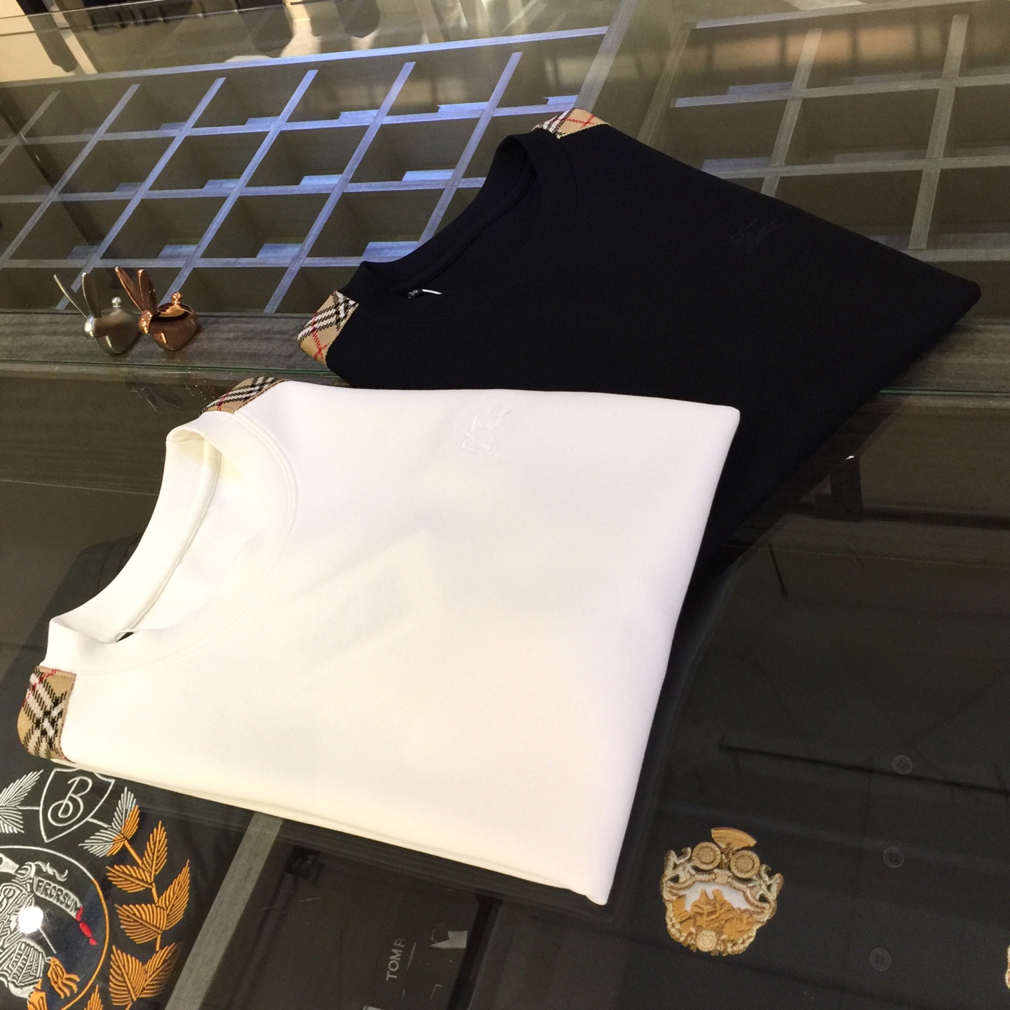 NO:545348,B home 2025 autumn and winter new half-sleeved shirt, top-quality high-end modal blend material!  High quality is naturally everyone’s first choice. The exquisite embroidery logo design on the chest brand!  Slide-shoulder webbing design!  Luxury temperament!  The upper body is invincible and soft, caring for your skin. It is soft and comfortable. The inner part is covered with thin velvet, which is very warm. The upper body is excellent. A must-have for urban casual business!  Black/white!  Size M~4XL (model/125 catties wear M), alexander wang19860909B家2025秋冬新款半袖衫 上等高档莫代尔混纺材质！高品质自然是大家的首选 胸前品牌精致刺绣Logo设计！落肩织带拼接设计！奢华气质！上身无敌柔软 呵护着您的肌肤. 柔软舒适.内里覆盖薄绒,非常保暖.上身效果超棒. 都市休闲商务必备款！黑色/白色！尺码M～4XL（模特/125斤穿M）,,alexander wang,Men's clothing