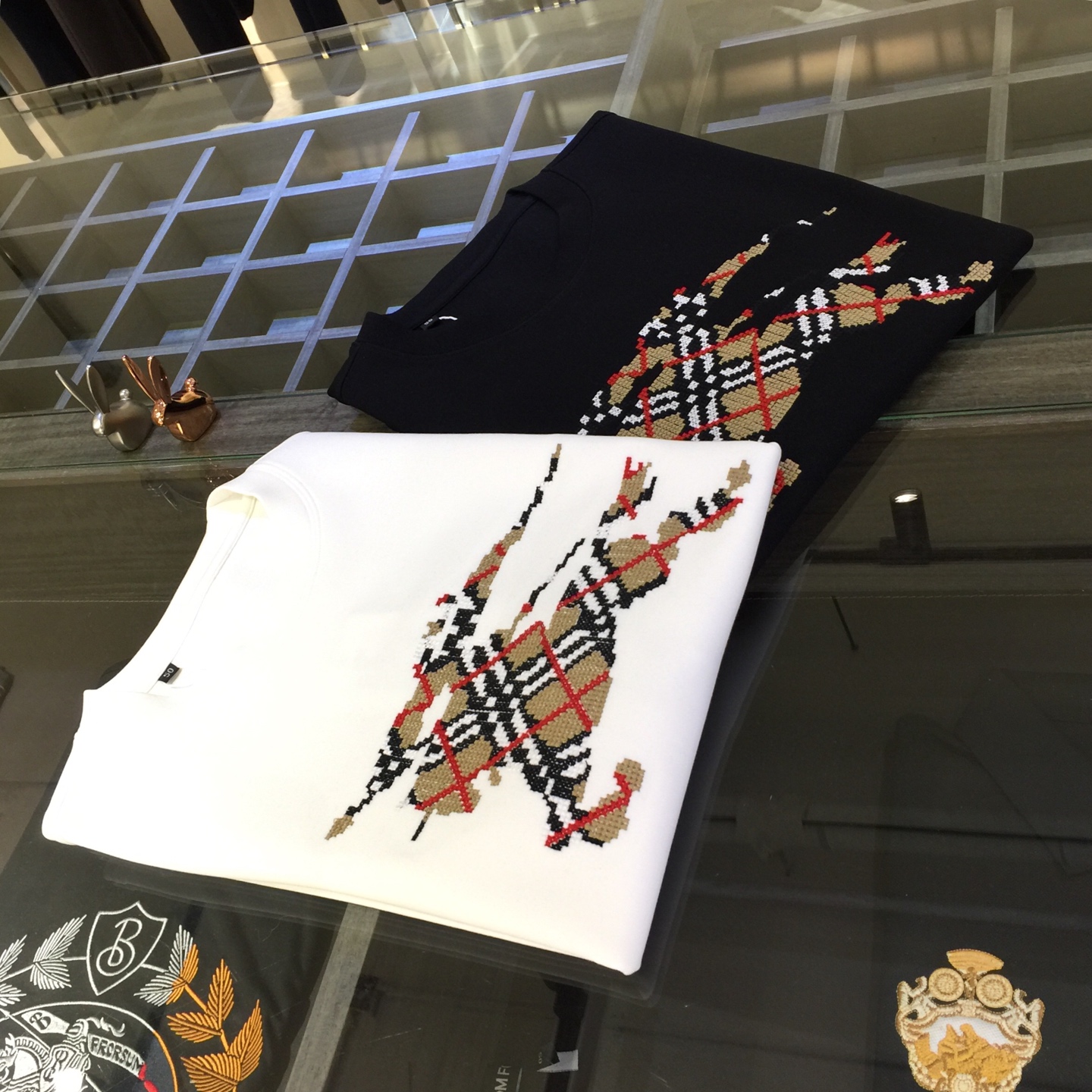 NO:545357,B’s fat brother’s new autumn and winter half-sleeved shirt is made of high-end modal blended material!  High quality is naturally everyone's first choice. The brand's exquisite thread embroidered logo design on the chest!  Luxurious temperament!  The upper body is incomparably soft and takes care of your skin. Soft and comfortable. The interior is covered with thin velvet, which is very warm. The upper body effect is great. A must-have for urban leisure and business!  black/white!  Sizes M～4XL (model/125kg wears M),,alexander wang19860909B家胖哥哥福音秋冬新款半袖衫 上等高档莫代尔混纺材质！高品质自然是大家的首选 胸前品牌精致线绣Logo设计！奢华气质！上身无敌柔软 呵护着您的肌肤. 柔软舒适.内里覆盖薄绒,非常保暖.上身效果超棒. 都市休闲商务必备款！黑色/白色！尺码M～4XL（模特/125斤穿M）,,alexander wang,Men's clothing