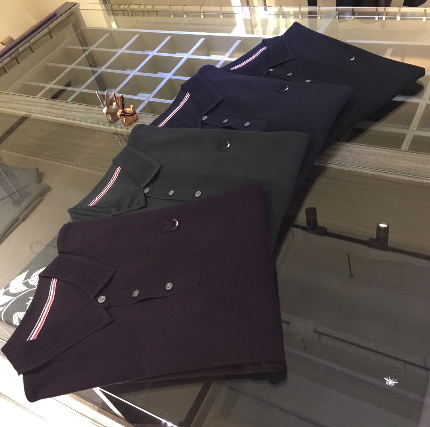 NO:545380,Mo's Fat Brother Gospel New Four-Standard Lapel Tennis Wool Sweater in Autumn and Winter, 4 colors are selected. This product adopts a (four-Standard) weaving method, which is thicker than ordinary sweaters. The overall unique flat-singed version design is higher grade and more refined in the real object. The material is selected from South Korean Tennis Wool, which is super comfortable to wear, warm and comfortable, and the four principles of not pilling, not pricking, not deforming, and not fading. It is particularly skin-friendly and has a texture and high-end style. The craftsmanship uses the business reverse collar and the concave and concave and concave and concave logo of the front chest to display its brand content, and it complements the cuffs and the rib knitting process, which is a must for fashionable and light luxury business. Black/dark blue/dark green/dark purple!  Size M~4XL (model 175/125 catties wear M), sweaters, alexander wang19860909Mo家胖哥哥福音年秋冬新款四平针翻领天丝羊毛衫,精选4个色,本品采用（四平针）的织法,比普通毛衣要有厚度,整体特有的平针净版设计具有更高档次,实物更精致.选材南韩天丝羊毛,穿着时超级舒服,既保暖又舒适,做到不起球,不扎人,不变形,不退色的四不原则,特别有亲肤感而且具有质感,上档次.工艺上采用商务 反领 与前胸凹凸立体Logo来显示其品牌内容,配合袖口与反领罗纹针织工艺相得益彰,时尚轻奢商务的必备.黑色/深蓝色/暗绿色/暗紫色！尺码M～4XL（模特175/125斤穿M）,,sweaters,alexander wang,Men's clothing