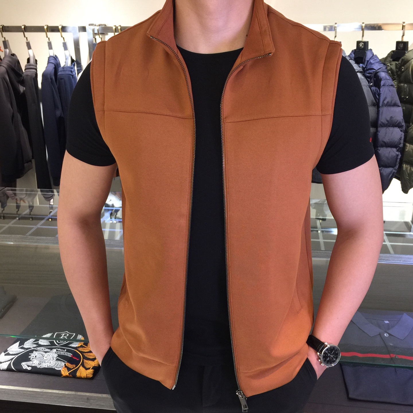 NO:545321,Ze Home 2025 autumn and winter launches a high-spec wool blended vest jacket!  Heavy industry weaving technology, hardware zipper buckle. It has a three-dimensional sense, fashionable personality, exquisite craftsmanship, create extraordinary details and undergoes complex craftsmanship!  Soft and thick, friendly to the skin, the fabric absorbs sweat and breathable, has excellent style, and the upper body effect is very stable and mature. It is versatile and age-reducing, and has a great workmanship, simple and generous, fashionable and age-reducing, atmospheric and fashionable, full of European and American style!  Dark gray/brown/card/orange red!  Size M~XXXL (model 175/125 catties wear M), Jackets & coats, alexander wang19860909Ze家2025秋冬重磅推出 高规格棉绒混纺马甲外套！重工织艺,五金拉链扣.立体感十足,个性时尚,精湛的工艺,缔造非凡的细节,经过复杂的工艺！柔软厚实,亲和肌肤,面料吸汗又透气,版型精良,上身效果十分稳重成熟气质,百搭减龄款,做工超赞,简单大方,时尚减龄,大气时尚,欧美范儿十足！深灰色/棕色/卡色/橙红色！尺码M～XXXL（模特175/125斤穿M）,,jackets & coats,alexander wang,Men's clothing