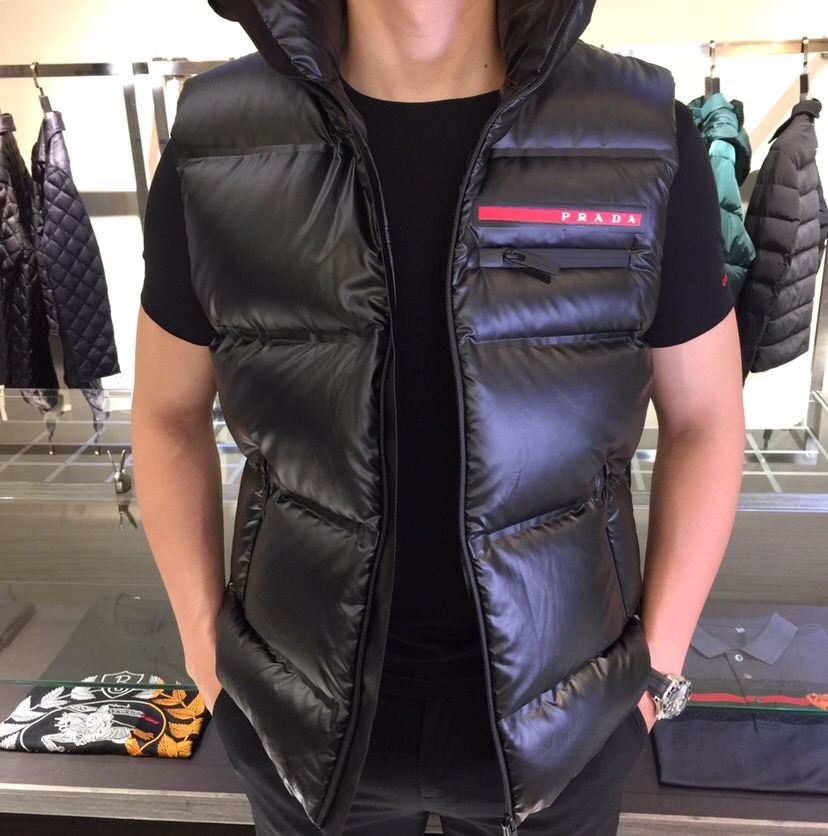 NO:610286,P's 2025 autumn and winter new down vest. Original custom-made hardware accessories are all imported and original customization. Welcome to compare. Absolutely high quality. Made of top-grade white duck down. Super soft. 90 down feathers. Full and fluffy. Super heavy fabrics with perfect workmanship. The fabric is super comfortable!  Sizes M～XXXL (model weighs 175/125 pounds and wears M),,down jacket,alexander wang19860909P家2025秋冬新款羽绒马甲 原版订制五金配件全进口原版定制 欢迎对比 绝对的高品质 采用顶级白鸭绒 超柔软 90绒充羽量蓬松饱满 超级重面料做工杠杠的版型完美 面料超舒服！尺码M～XXXL（模特175/125斤穿M）,,down jacket,alexander wang,Men's clothing