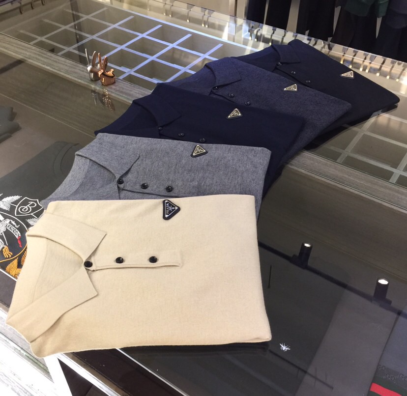 NO:598545,P’s 25th autumn and winter new style!  Lapel short-sleeved wool bottoming shirt, high-quality merino yarn, four flat stitch double-layer yarn can produce such high-end effects, channel goods from trading companies, star-level items, easy to wear and practical, universal basic and versatile style, the texture is first-class, 30 wool, 40 acrylic, 20 nylon, 10 elastin fiber, skin-friendly and comfortable, looks good whether worn alone or as an inner layer!  The minimalist brand logo highlights the temperament and demonstrates the high-end and invincible fashion!  Slim fit but not tight, high elasticity from all sides, perfect for winter wear!  Black/dark gray/dark blue/grey/card color!  Sizes L～4XL (model weighs 175/125 pounds and wears L), T-shirt, alexander wang19860909P家25年秋冬季新款！翻领短袖羊毛打底衫,高品质美利诺纱线,四平针双层纱线才能出品如此高端的效果,贸易公司渠道货,明星级别单品,好穿的实用派,万能基础百搭款式,质感更是一级棒,30羊毛40晴纶20锦纶10弹力蛋白纤维,亲肤舒适,无论单穿还是内搭都好看！极简品牌logo凸显气质,彰显高级无敌时髦感！修身不紧身,四面高弹,入冬内搭神物单品！黑色/深灰色/深蓝色/灰色/卡色！尺码L～4XL（模特175/125斤穿L）,,T-shirt,alexander wang,Men's clothing