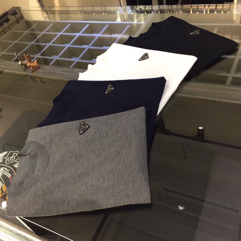 NO:598548,P’s 25th autumn and winter new style!  Half turtleneck short-sleeved wool bottoming shirt, high-quality merino yarn, four flat needle double-layer yarn can produce such high-end effects, channel goods from trading companies, star-level items, easy to wear and practical, universal basic and versatile style, the texture is first-class, 30 wool, 40 acrylic, 20 nylon, 10 elastin fiber, skin-friendly and comfortable, looks good whether worn alone or as an inner layer!  The minimalist brand logo highlights the temperament and demonstrates the high-end and invincible fashion!  Slim fit but not tight, high elasticity from all sides, perfect for winter wear!  Black/white/dark blue/grey!  Sizes L～4XL (model weighs 175/125 pounds and wears L), T-shirt, alexander wang19860909P家25年秋冬季新款！半高领短袖羊毛打底衫,高品质美利诺纱线,四平针双层纱线才能出品如此高端的效果,贸易公司渠道货,明星级别单品,好穿的实用派,万能基础百搭款式,质感更是一级棒,30羊毛40晴纶20锦纶10弹力蛋白纤维,亲肤舒适,无论单穿还是内搭都好看！极简品牌logo凸显气质,彰显高级无敌时髦感！修身不紧身,四面高弹,入冬内搭神物单品！黑色/白色/深蓝色/灰色！尺码L～4XL（模特175/125斤穿L）,,T-shirt,alexander wang,Men's clothing