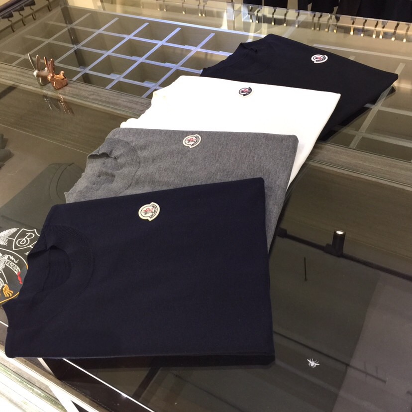 NO:598551,Mojia’s 25th autumn and winter new style!  Half turtleneck short-sleeved wool bottoming shirt, high-quality merino yarn, four flat needle double-layer yarn can produce such high-end effects, channel goods from trading companies, star-level items, easy to wear and practical, universal basic and versatile style, the texture is first-class, 30 wool, 40 acrylic, 20 nylon, 10 elastin fiber, skin-friendly and comfortable, looks good whether worn alone or as an inner layer!  The minimalist brand logo highlights the temperament and demonstrates the high-end and invincible fashion!  Slim fit but not tight, high elasticity from all sides, perfect for winter wear!  Black/white/dark blue/grey!  Sizes L～4XL (model weighs 175/125 pounds and wears L), T-shirt, alexander wang19860909Mo家25年秋冬季新款！半高领短袖羊毛打底衫,高品质美利诺纱线,四平针双层纱线才能出品如此高端的效果,贸易公司渠道货,明星级别单品,好穿的实用派,万能基础百搭款式,质感更是一级棒,30羊毛40晴纶20锦纶10弹力蛋白纤维,亲肤舒适,无论单穿还是内搭都好看！极简品牌logo凸显气质,彰显高级无敌时髦感！修身不紧身,四面高弹,入冬内搭神物单品！黑色/白色/深蓝色/灰色！尺码L～4XL（模特175/125斤穿L）,,T-shirt,alexander wang,Men's clothing