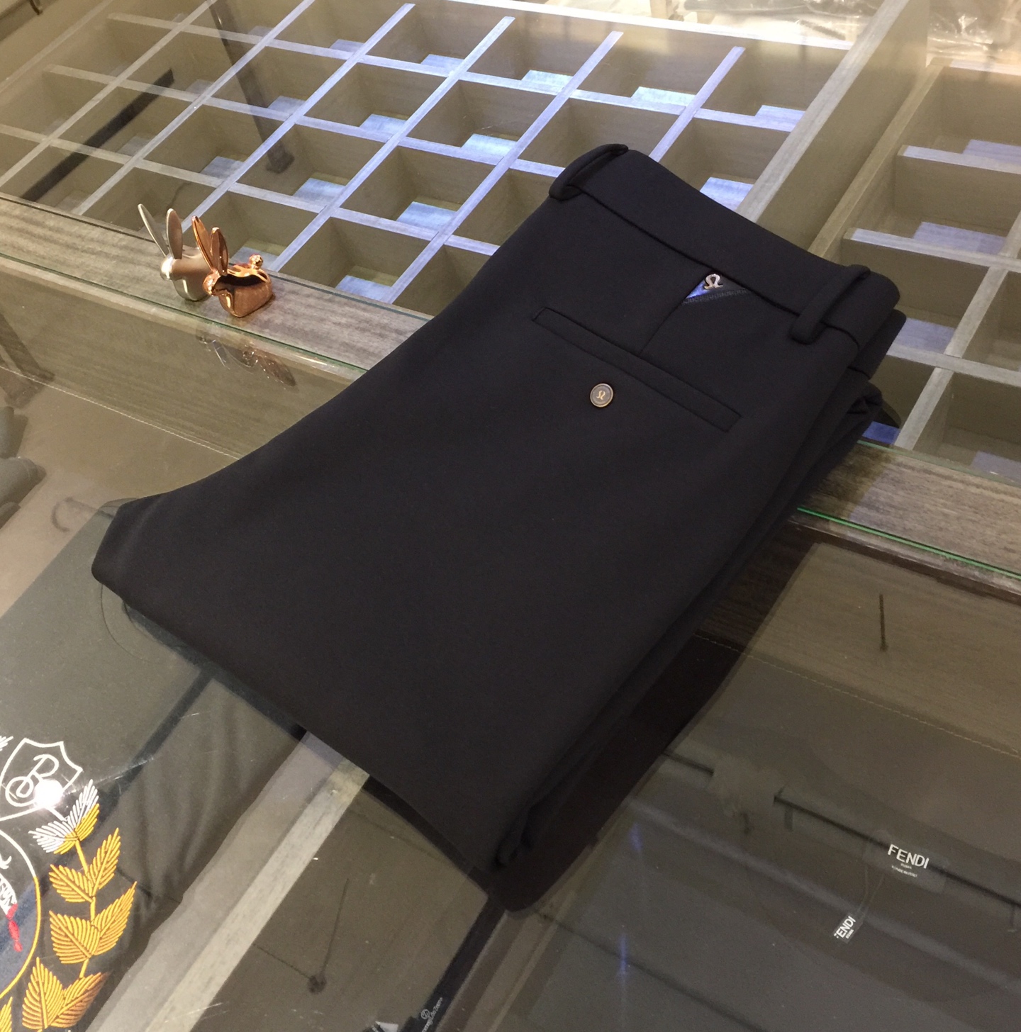 NO:596541,Lu's high-end products!  2025 new autumn and winter clothing casual trousers. The brand is online, and the imported high-density mercerized cotton blended elastic fabric is supplied by customers. The hardware and accessories are all supplied by customers. The quality comes from the details. It is very classy. The trousers are three-dimensional tailoring, slim and thick casual trousers!  This style is very versatile and can be worn by young or middle-aged people. It’s no problem because the style is so perfect and the colors are so versatile!  Size 29~3837. (model weighs 175/125 pounds and wears 30),,alexander wang19860909Lu家高端产物！2025秋冬装新品 休闲西裤.品牌上线、客供进口高密度丝光棉混纺弹性面料 五金附料都是客供 品质源于细节 非常显档次 裤型属于立体剪裁修身厚款休闲西裤！这个版型很跨度非常的高 年轻 中年的 都没有问题 因为他的版型太完美了颜色也非常百搭！尺码29～3837.（模特175/125斤穿30）,,alexander wang,Men's clothing