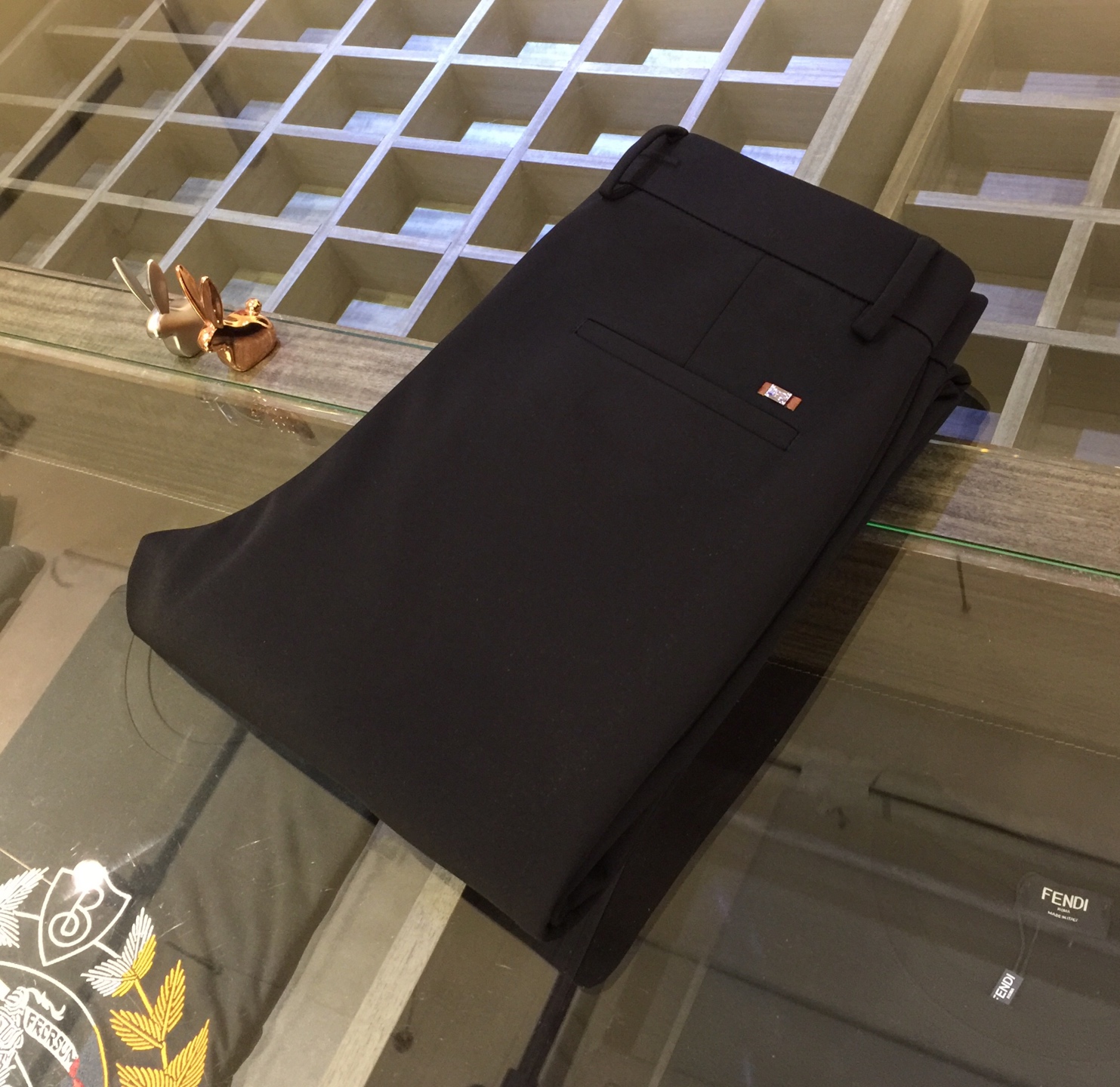 NO:596543,DG high-end products!  2025 new autumn and winter clothing casual trousers. The brand is online, and the imported high-density mercerized cotton blended elastic fabric is supplied by customers. The hardware and accessories are all supplied by customers. The quality comes from the details. It is very classy. The trousers are three-dimensional tailoring, slim and thick casual trousers!  This style is very versatile and can be worn by young or middle-aged people. It’s no problem because the style is so perfect and the colors are so versatile!  Size 29~3837. (Model weighs 175/125 pounds and wears 30),,gucci,alexander wang19860909DG家高端产物！2025秋冬装新品 休闲西裤.品牌上线、客供进口高密度丝光棉混纺弹性面料 五金附料都是客供 品质源于细节 非常显档次 裤型属于立体剪裁修身厚款休闲西裤！这个版型很跨度非常的高 年轻 中年的 都没有问题 因为他的版型太完美了颜色也非常百搭！尺码29～3837.（模特175/125斤穿30）,,gucci,alexander wang,Men's clothing