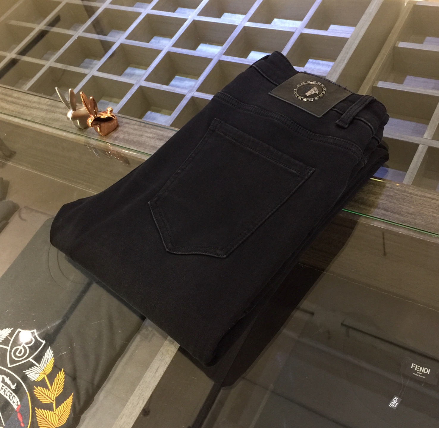 NO:596545,Fanjia high-end series trade channel goods!  European customized version of 2025 autumn and winter new jeans. The upper body effect is very good. Original hardware!  Fashionable and stylish. The fabric is pure cotton denim with slight elasticity. It is comfortable and breathable and will not pill. The latest design elements of 25 years and the selection of hardware are also selected from high-grade hardware. I like the cool men in magazines who wear casual shirts with cool casual shoes. They have a vibrant and youthful style. Even if you are older, this style is completely competent. How to match it and it is so straightforward and masculine!  Size 28~3837. (Model weighs 175/125 pounds and wears 30),,jeans,alexander wang19860909范家高端系列贸易渠道货！欧洲定制版 2025秋冬新款牛仔裤 上身效果非常的棒 原版五金！时尚而有型 面料是纯棉牛仔布 带微弹性 舒适透气 不会起球 25年最新元素设计 以及五金的选材上也都是精选高等级五金 喜爱杂志中酷酷的男人 穿着休闲衬衣 搭配酷酷休闲鞋 一身活力四射的青春范 即使年纪大点此款也完全可以胜任 真是怎么搭怎么率性男人味十足！尺码28～3837.（模特175/125斤穿30）,,jeans,alexander wang,Men's clothing