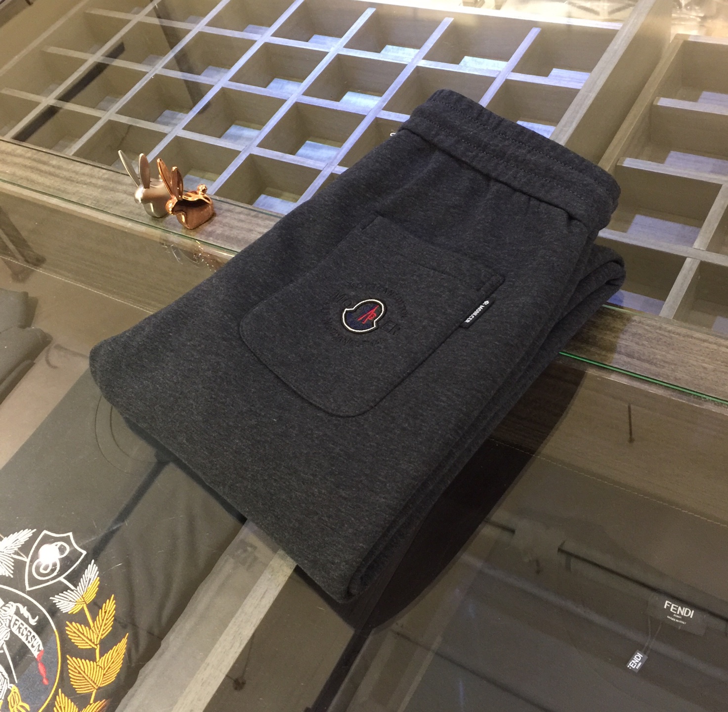 NO:596549,Mojia's latest 2025 autumn and winter velvet casual pants. Produced by OEM. Elastic waist casual pants. Customized imported top-grade fabrics, elastic cotton blend. Good comfort. No sense of restraint on the upper body. High version, upper body showing slender legs. Definitely a rare good product. Lined with velvet!  Black/grey!  Size 29~3837. (model weighs 175/125 pounds and wears 30),,alexander wang19860909Mo家2025秋冬最新加绒休闲裤.代工厂出品.松紧腰休闲裤 定制进口顶级面料、弹力棉混纺.舒适度佳.上身毫无束缚感.高版型、上身显腿修长.绝对是不可多得的好货.内里加绒！黑色/灰色！尺码29～3837.（模特175/125斤穿30）,,alexander wang,Men's clothing