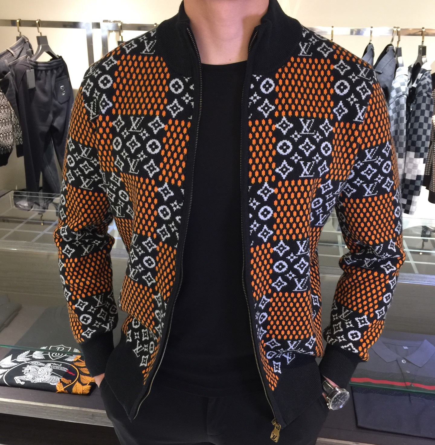 NO:596555,Lujia 2025ss new autumn and winter jacket!  Stylish wool knitted jacket!  It is made of high-grade imported merino sheep blended knitted fabric. The upper body is stiff and stylish, and the dress is stylish while maintaining comfort and flexibility. The upper body has a great shape, warm and comfortable, and continues to be the most popular wool fabric for autumn and winter clothing. It has a thick texture, soft touch, and good warmth retention. The accessories that highlight the texture are all high-end materials supplied by customers. They are very textured, shiny, and high-end!  Sizes M～XXXL (model weighs 175/125 pounds and wears M),,louis vuitton,louis vuitton,jackets & coats,alexander wang19860909驴家2025ss秋冬新品外套！时尚羊毛针织外套！采用高档进口美利奴羊混纺针织面料.上身挺括有型,着装有型同时又能保持舒适性 灵活性 上身版型赞,保暖舒适,继续延续秋冬装最受欢迎羊毛面料,质感厚实,触感柔软,保暖性佳,凸显质感配件都是客供高档材料,非常具有质感,有光泽,高端大气！尺码M～XXXL（模特175/125斤穿M）,,louis vuitton,louis vuitton,jackets & coats,alexander wang,Men's clothing