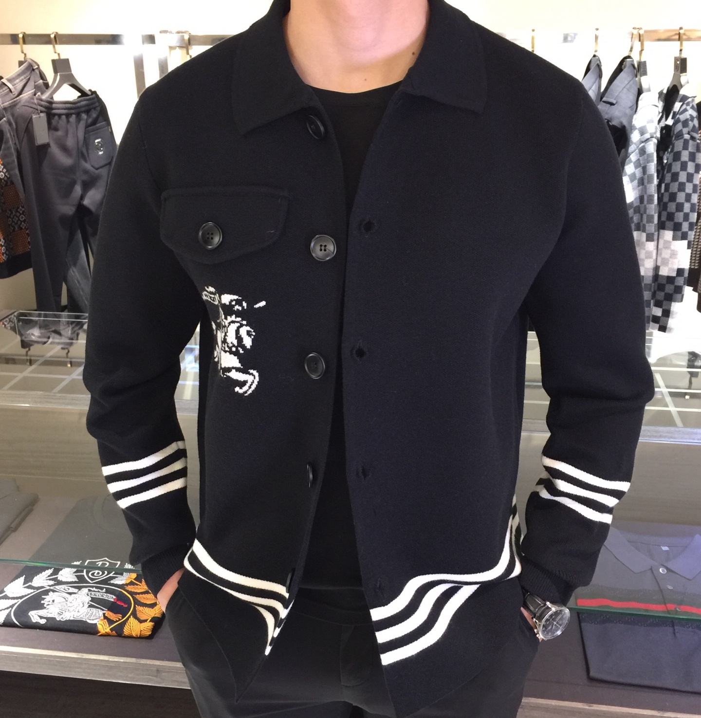 NO:596556,B’s new 2025ss autumn and winter jacket!  Stylish wool knitted jacket!  It is made of high-grade imported merino sheep blended knitted fabric. The upper body is stiff and stylish, and the dress is stylish while maintaining comfort and flexibility. The upper body has a great shape, warm and comfortable, and continues to be the most popular wool fabric for autumn and winter clothing. It has a thick texture, soft touch, and good warmth retention. The accessories that highlight the texture are all high-end materials supplied by customers. They are very textured, shiny, and high-end!  Sizes M～XXXL (model weighs 175/125 pounds and wears M),,jackets & coats,alexander wang19860909B家2025ss秋冬新品外套！时尚羊毛针织外套！采用高档进口美利奴羊混纺针织面料.上身挺括有型,着装有型同时又能保持舒适性 灵活性 上身版型赞,保暖舒适,继续延续秋冬装最受欢迎羊毛面料,质感厚实,触感柔软,保暖性佳,凸显质感配件都是客供高档材料,非常具有质感,有光泽,高端大气！尺码M～XXXL（模特175/125斤穿M）,,jackets & coats,alexander wang,Men's clothing