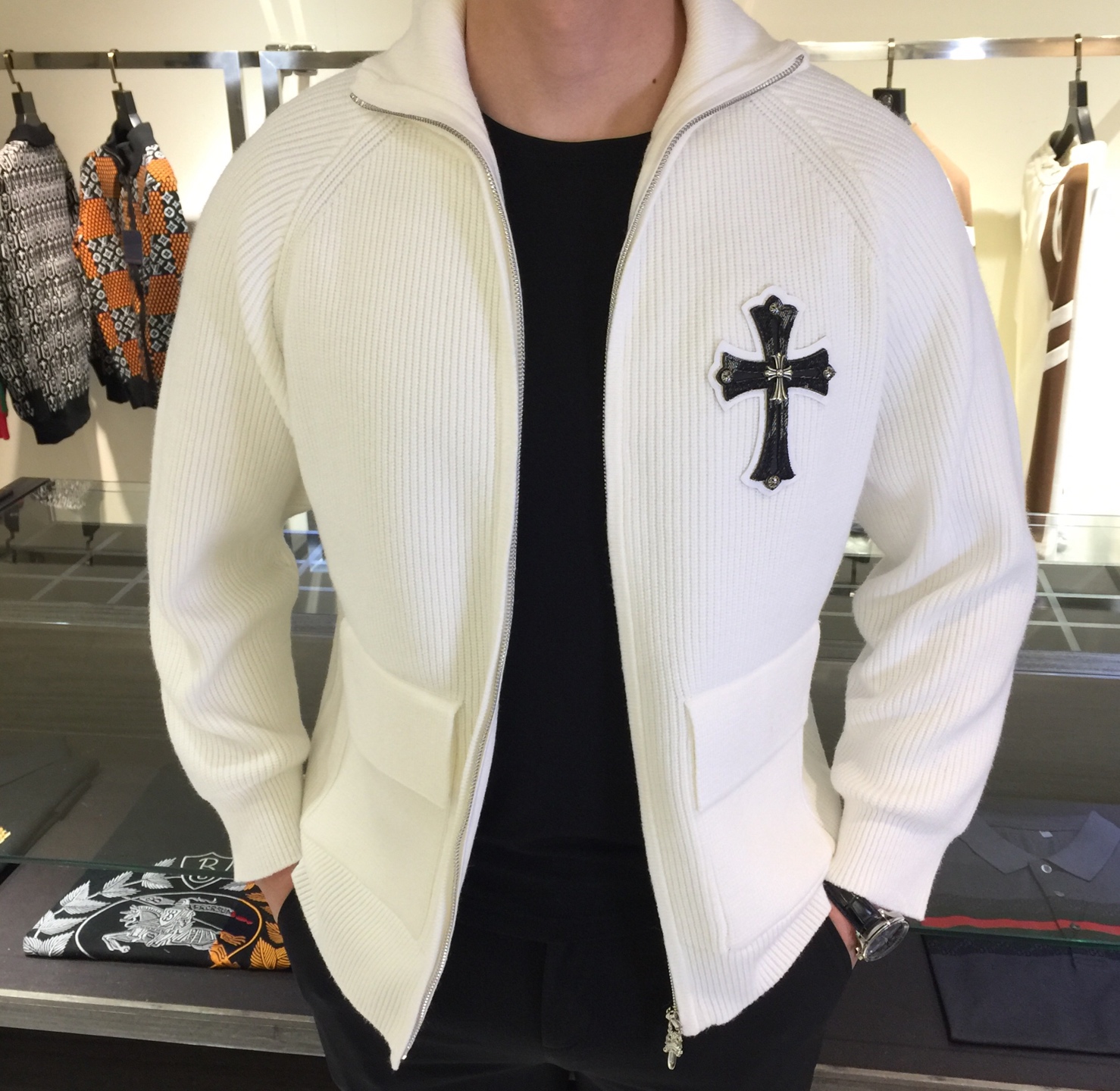 NO:596559,Crowe's new 2025ss autumn and winter jacket!  Stylish wool knitted jacket!  It is made of high-grade imported merino sheep blended knitted fabric. The upper body is stiff and stylish, and the dress is stylish while maintaining comfort and flexibility. The upper body has a great shape, warm and comfortable, and continues to be the most popular wool fabric for autumn and winter clothing. It has a thick texture, soft touch, and good warmth retention. The accessories that highlight the texture are all high-end materials supplied by customers. They are very textured, shiny, and high-end!  Sizes M～XXXL (model weighs 175/125 pounds and wears M),,chrome hearts,loewe,jackets & coats,alexander wang19860909克罗家2025ss秋冬新品外套！时尚羊毛针织外套！采用高档进口美利奴羊混纺针织面料.上身挺括有型,着装有型同时又能保持舒适性 灵活性 上身版型赞,保暖舒适,继续延续秋冬装最受欢迎羊毛面料,质感厚实,触感柔软,保暖性佳,凸显质感配件都是客供高档材料,非常具有质感,有光泽,高端大气！尺码M～XXXL（模特175/125斤穿M）,,chrome hearts,loewe,jackets & coats,alexander wang,Men's clothing