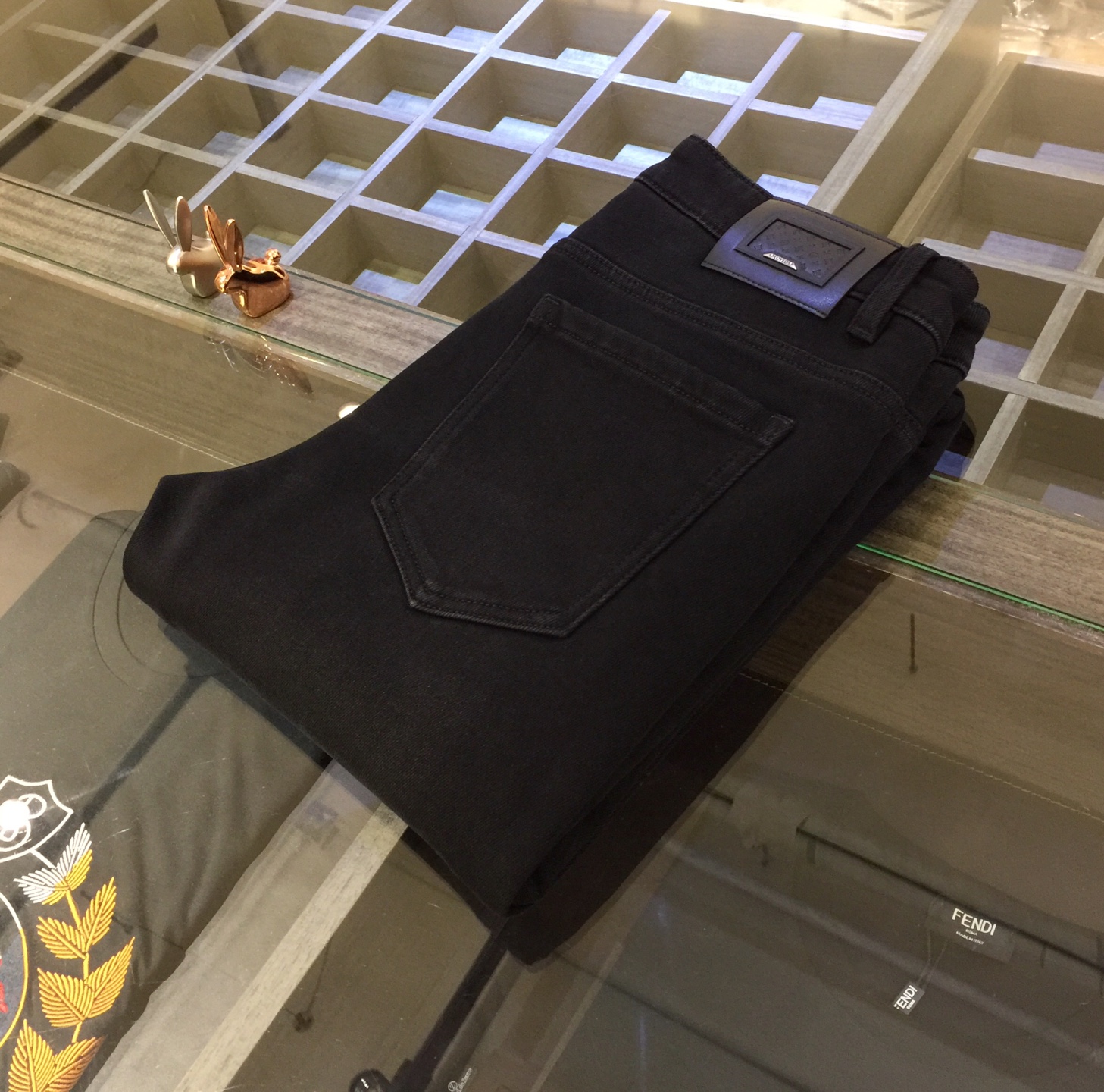 NO:598554,Lujia high-end series trade channel goods!  European customized version of 2025 autumn and winter new jeans. The upper body effect is very good. Original hardware!  Fashionable and stylish. The fabric is pure cotton denim with slight elasticity. It is comfortable and breathable and will not pill. The latest design elements of 25 years and the selection of hardware are also selected from high-grade hardware. I like the cool men in magazines who wear casual shirts with cool casual shoes. They have a vibrant and youthful style. Even if you are older, this style is completely competent. How to match it and it is so straightforward and masculine!  Size 28~3837. (Model weighs 175/125 pounds and wears 30),,louis vuitton,louis vuitton,jeans,alexander wang19860909驴家高端系列贸易渠道货！欧洲定制版 2025秋冬新款牛仔裤 上身效果非常的棒 原版五金！时尚而有型 面料是纯棉牛仔布 带微弹性 舒适透气 不会起球 25年最新元素设计 以及五金的选材上也都是精选高等级五金 喜爱杂志中酷酷的男人 穿着休闲衬衣 搭配酷酷休闲鞋 一身活力四射的青春范 即使年纪大点此款也完全可以胜任 真是怎么搭怎么率性男人味十足！尺码28～3837.（模特175/125斤穿30）,,louis vuitton,louis vuitton,jeans,alexander wang,Men's clothing