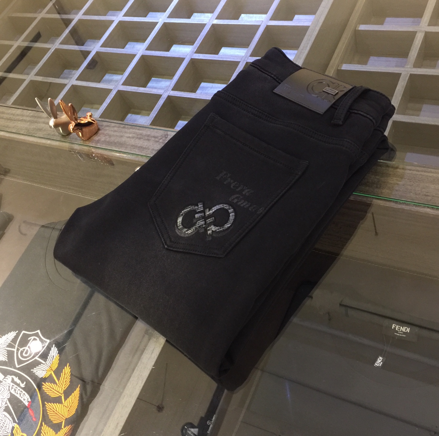 NO:598557,Fila's high-end series of trade channel products!  European customized version of 2025 autumn and winter new jeans. The upper body effect is very good. Original hardware!  Fashionable and stylish. The fabric is pure cotton denim with slight elasticity. It is comfortable and breathable and will not pill. The latest design elements of 25 years and the selection of hardware are also selected from high-grade hardware. I like the cool men in magazines who wear casual shirts with cool casual shoes. They have a vibrant and youthful style. Even if you are older, this style is completely competent. How to match it and it is so straightforward and masculine!  Size 28~3837. (Model weighs 175/125 pounds and wears 30),,jeans,alexander wang19860909菲拉家高端系列贸易渠道货！欧洲定制版 2025秋冬新款牛仔裤 上身效果非常的棒 原版五金！时尚而有型 面料是纯棉牛仔布 带微弹性 舒适透气 不会起球 25年最新元素设计 以及五金的选材上也都是精选高等级五金 喜爱杂志中酷酷的男人 穿着休闲衬衣 搭配酷酷休闲鞋 一身活力四射的青春范 即使年纪大点此款也完全可以胜任 真是怎么搭怎么率性男人味十足！尺码28～3837.（模特175/125斤穿30）,,jeans,alexander wang,Men's clothing