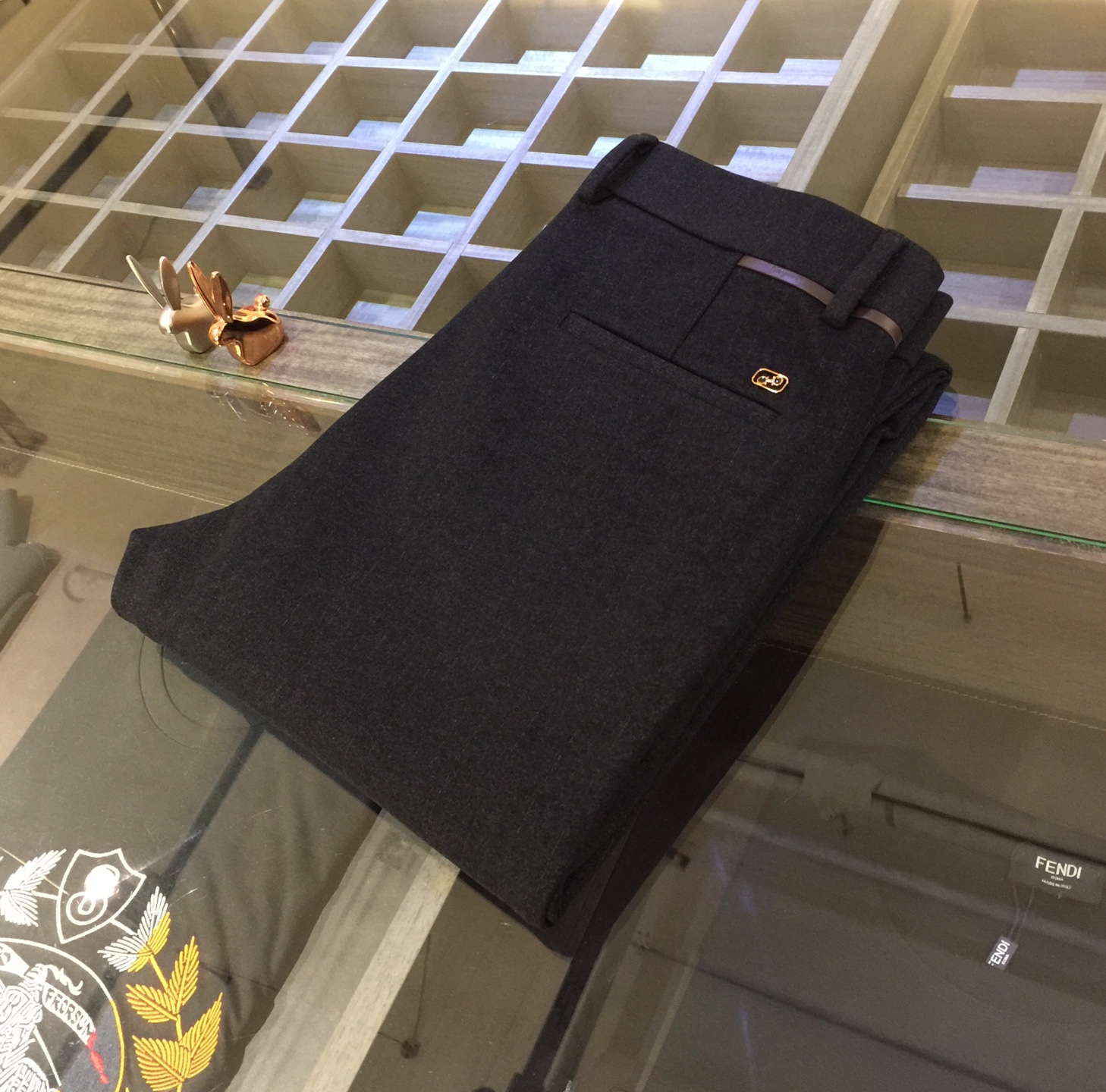 NO:598560,Feilajia's new autumn and winter clothing for 2025. The brand is online, and the imported high-density mercerized cotton brushed blended elastic fabric is supplied to customers. The hardware and accessories are all supplied by customers. The quality comes from the details. It is very classy. The trousers are three-dimensional tailoring and slim casual trousers!  This style is very versatile and can be worn by young or middle-aged people. It’s no problem because the style is so perfect and the colors are so versatile!  Dark gray!  Size 29~3837. (model weighs 175/125 pounds and wears 30),,alexander wang19860909菲拉家2025秋冬装新品 品牌上线、客供进口高密度丝光棉磨毛混纺弹性面料 五金附料都是客供 品质源于细节 非常显档次 裤型属于立体剪裁修身休闲西裤！这个版型很跨度非常的高 年轻 中年的 都没有问题 因为他的版型太完美了颜色也非常百搭！深灰色！尺码29～3837.（模特175/125斤穿30）,,alexander wang,Men's clothing