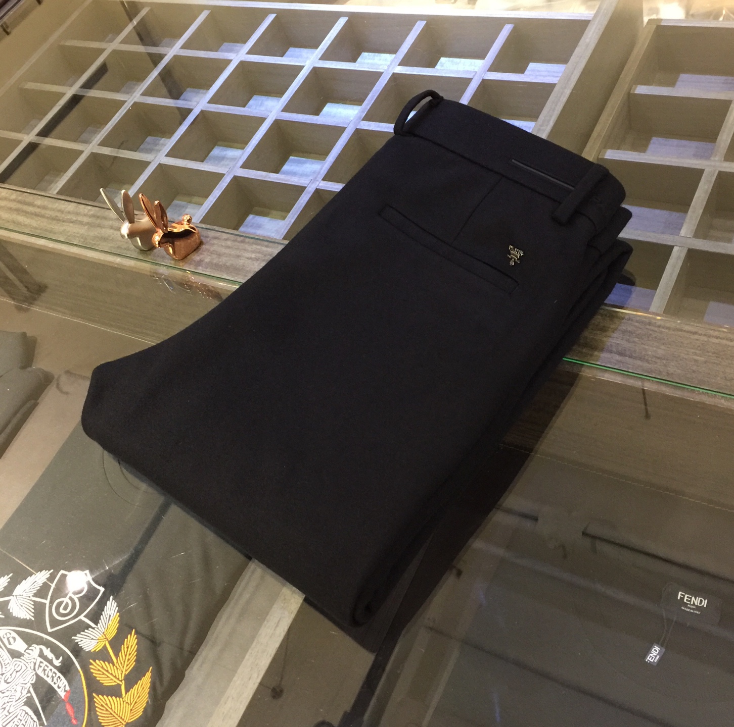 NO:598563,P's 2025 new autumn and winter clothing brand is online, imported high-density mercerized cotton and brushed blended elastic fabrics are supplied by customers. Hardware and accessories are all supplied by customers. Quality comes from details. It is very classy. The trousers are three-dimensional tailoring and slim casual trousers!  This style is very versatile and can be worn by young or middle-aged people. It’s no problem because the style is so perfect and the colors are so versatile!  Size 29~3837. (model weighs 175/125 pounds and wears 30),,alexander wang19860909P家2025秋冬装新品 品牌上线、客供进口高密度丝光棉磨毛混纺弹性面料 五金附料都是客供 品质源于细节 非常显档次 裤型属于立体剪裁修身休闲西裤！这个版型很跨度非常的高 年轻 中年的 都没有问题 因为他的版型太完美了颜色也非常百搭！尺码29～3837.（模特175/125斤穿30）,,alexander wang,Men's clothing