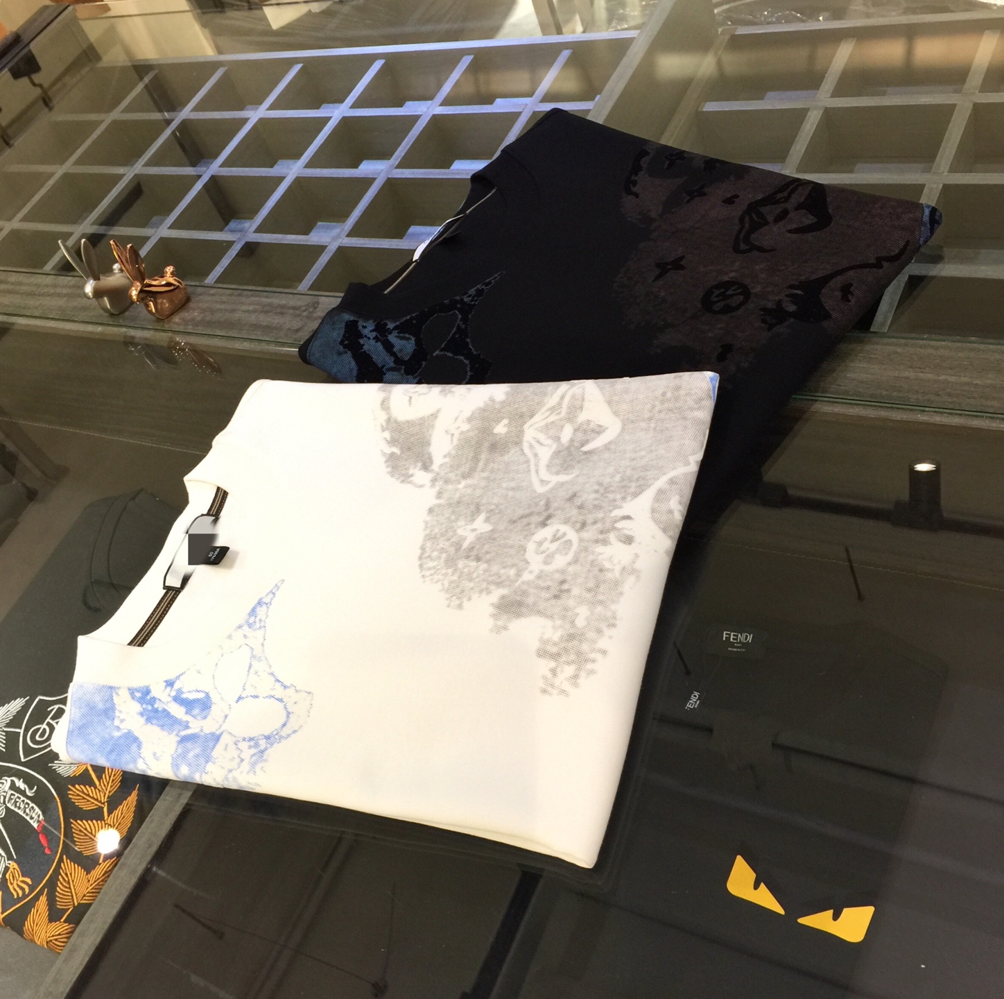 NO:598567,Lujia’s 2025 autumn and winter new half-sleeved shirt is made of high-end modal blended material!  High quality is naturally everyone's first choice. The clothing brand has exquisite printed flocking logo design!  Luxurious temperament!  The upper body is incomparably soft and takes care of your skin. Soft and comfortable, very warm. The upper body effect is great. A must-have for urban leisure and business!  black/white!  Sizes M～XXXL (model weighs 175/125 pounds and wears M),,louis vuitton,louis vuitton,alexander wang19860909驴家2025秋冬新款半袖衫 上等高档莫代尔混纺材质！高品质自然是大家的首选 衣身品牌精致印花植绒Logo设计！奢华气质！上身无敌柔软 呵护着您的肌肤. 柔软舒适,非常保暖.上身效果超棒. 都市休闲商务必备款！黑色/白色！尺码M～XXXL（模特175/125斤穿M）,,louis vuitton,louis vuitton,alexander wang,Men's clothing