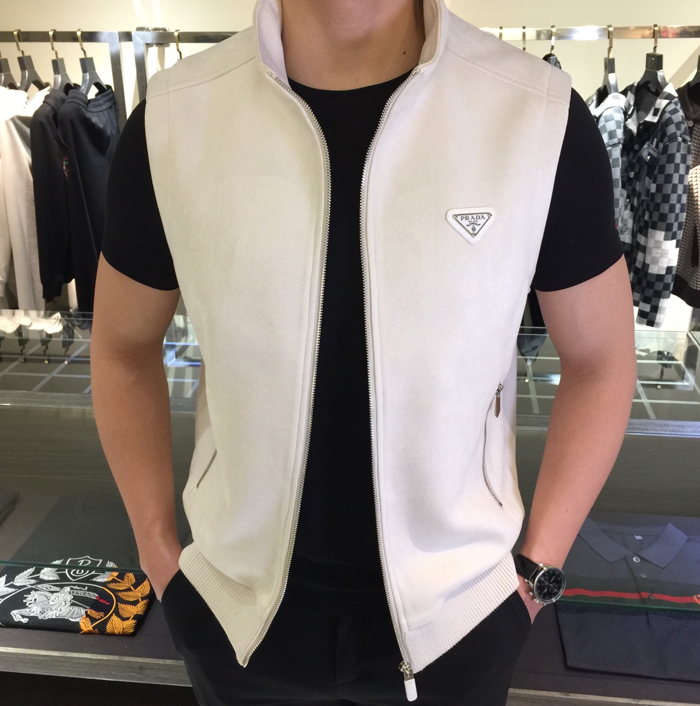 NO:598569,P's 2025 autumn and winter launches a high-standard wool blended vest jacket!  Heavy weaving, hardware zipper buckle. Full three-dimensionality, fashionable personality, exquisite craftsmanship, creating extraordinary details, through complex craftsmanship!  Soft and thick, skin-friendly, the fabric is sweat-absorbent and breathable, the shape is excellent, the upper body effect is very stable and mature, versatile and age-reducing style, excellent workmanship, simple and elegant, fashionable for age-reducing, stylish, full of European and American style!  Black/off-white!  Sizes M～XXXL (model weighs 175/125 pounds and wears M),,jackets & coats,alexander wang19860909P家2025秋冬重磅推出 高规格羊毛呢混纺马甲外套！重工织艺,五金拉链扣.立体感十足,个性时尚,精湛的工艺,缔造非凡的细节,经过复杂的工艺！柔软厚实,亲和肌肤,面料吸汗又透气,版型精良,上身效果十分稳重成熟气质,百搭减龄款,做工超赞,简单大方,时尚减龄,大气时尚,欧美范儿十足！黑色/米白色！尺码M～XXXL（模特175/125斤穿M）,,jackets & coats,alexander wang,Men's clothing