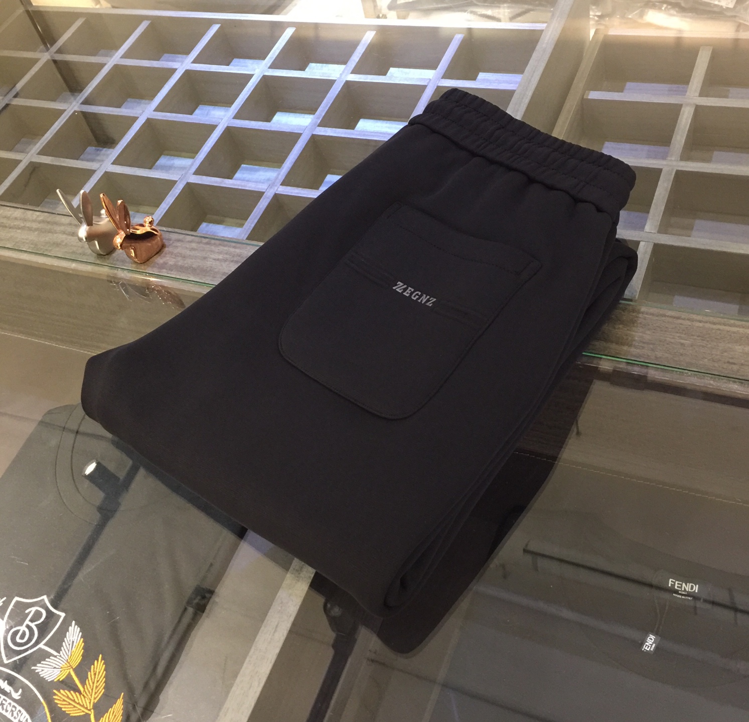 NO:598571,Ze's 2025 autumn and winter new casual pants brand is online, imported high-density fiber elastic fabrics are supplied by customers, and the hardware accessories are all designed by customers!  Three-dimensional Logo embroidery!  Quality comes from details, very classy, ​​and the pants are three-dimensional tailoring casual pants!  This style is very versatile and can be worn by young or middle-aged people. It’s no problem because the style is so perfect and the colors are so versatile!  Lined with velvet!  Size 29~3837. (model weighs 175/125 pounds and wears 30),,alexander wang19860909Ze家2025秋冬新品休闲裤 品牌上线、客供进口高密度纤维弹性面料 五金附料都是客供设计！立体Logo刺绣！品质源于细节 非常显档次 裤型属于立体剪裁休闲裤！这个版型很跨度非常的高 年轻 中年的 都没有问题 因为他的版型太完美了颜色也非常百搭！内里加绒！尺码29～3837.（模特175/125斤穿30）,,alexander wang,Men's clothing