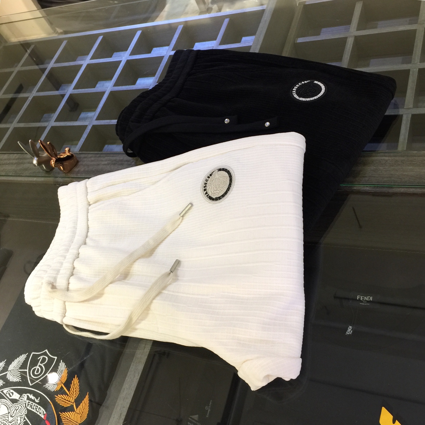 NO:598573,Fanjia's latest 2025 autumn and winter style. Produced by OEM. Stretch casual pants. Customized imported top-grade fabrics, combed cotton blended jacquard fabrics!  It has good comfort. There is no sense of restraint on the upper body. It has a high shape and the upper body shows slender legs. It is definitely a rare good product. It is lined with velvet!  black/white!  Size 29~3837. (model weighs 175/125 pounds and wears 30),,alexander wang19860909范家2025秋冬最新款.代工厂出品.弹力休闲裤 定制进口顶级面料、精梳棉混纺提花面料！舒适度佳.上身毫无束缚感.高版型、上身显腿修长.绝对是不可多得的好货.内里加绒！黑色/白色！尺码29～3837.（模特175/125斤穿30）,,alexander wang,Men's clothing