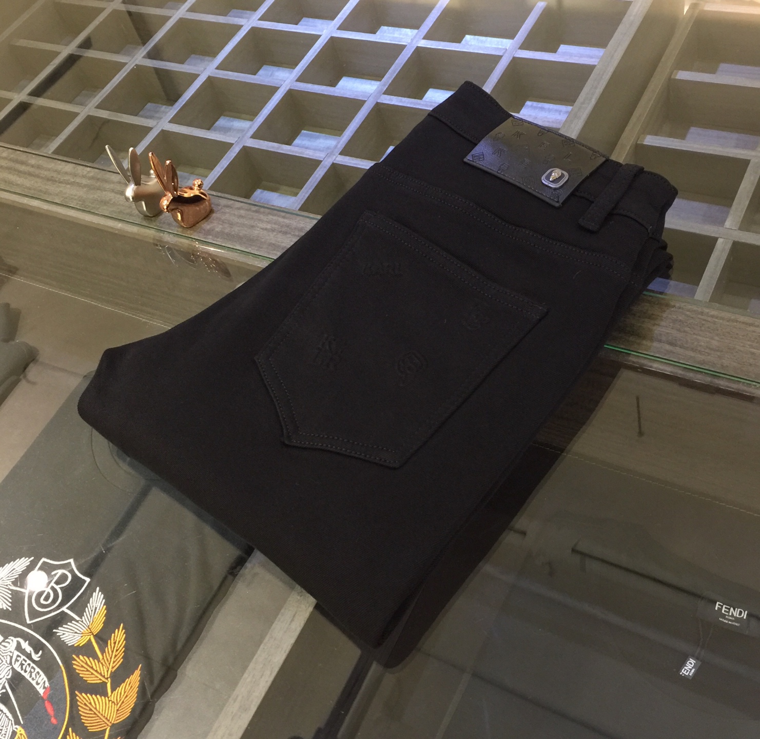 NO:598575,F family high-end series trade channel goods!  European customized version of 2025 autumn and winter new jeans. The upper body effect is very good. Original hardware!  Fashionable and stylish. The fabric is pure cotton denim with slight elasticity. It is comfortable and breathable and will not pill. The latest design elements of 25 years and the selection of hardware are also selected from high-grade hardware. I like the cool men in magazines who wear casual shirts with cool casual shoes. They have a vibrant and youthful style. Even if you are older, this style is completely competent. How to match it and it is so straightforward and masculine!  Size 28~3837. (Model weighs 175/125 pounds and wears 30),, fendi, jeans, alexander wang19860909F家高端系列贸易渠道货！欧洲定制版 2025秋冬新款牛仔裤 上身效果非常的棒 原版五金！时尚而有型 面料是纯棉牛仔布 带微弹性 舒适透气 不会起球 25年最新元素设计 以及五金的选材上也都是精选高等级五金 喜爱杂志中酷酷的男人 穿着休闲衬衣 搭配酷酷休闲鞋 一身活力四射的青春范 即使年纪大点此款也完全可以胜任 真是怎么搭怎么率性男人味十足！尺码28～3837.（模特175/125斤穿30）,,fendi,jeans,alexander wang,Men's clothing