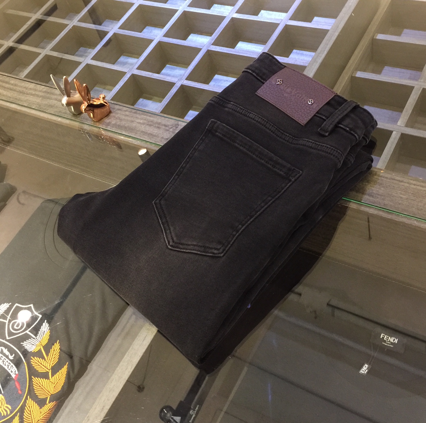 NO:598577,Lujia high-end series trade channel goods!  European customized version of 2025 autumn and winter new jeans. The upper body effect is very good. Original hardware!  Fashionable and stylish. The fabric is pure cotton denim with slight elasticity. It is comfortable and breathable and will not pill. The latest design elements of 25 years and the selection of hardware are also selected from high-grade hardware. I like the cool men in magazines who wear casual shirts with cool casual shoes. They have a vibrant and youthful style. Even if you are older, this style is completely competent. How to match it and it is so straightforward and masculine!  Size 28~3837. (Model weighs 175/125 pounds and wears 30),,louis vuitton,louis vuitton,jeans,alexander wang19860909驴家高端系列贸易渠道货！欧洲定制版 2025秋冬新款牛仔裤 上身效果非常的棒 原版五金！时尚而有型 面料是纯棉牛仔布 带微弹性 舒适透气 不会起球 25年最新元素设计 以及五金的选材上也都是精选高等级五金 喜爱杂志中酷酷的男人 穿着休闲衬衣 搭配酷酷休闲鞋 一身活力四射的青春范 即使年纪大点此款也完全可以胜任 真是怎么搭怎么率性男人味十足！尺码28～3837.（模特175/125斤穿30）,,louis vuitton,louis vuitton,jeans,alexander wang,Men's clothing