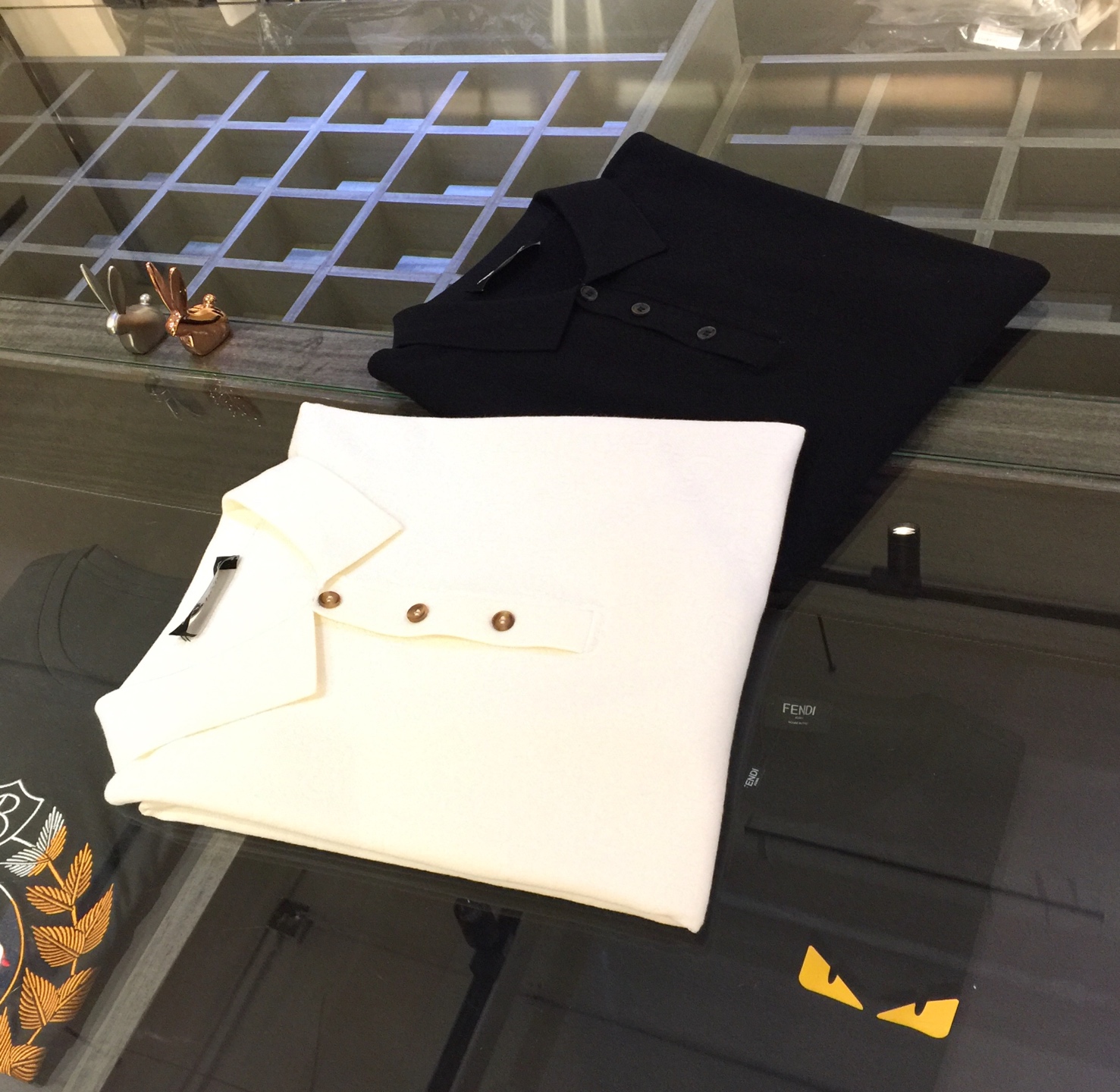 NO:598579,G's 2025 autumn and winter new half-sleeved lapel sweater is made of high-quality sheep wool, mulberry silk blended material!  High quality is naturally everyone's first choice. Brand pattern jacquard design!  Luxurious temperament!  The upper body is incomparably soft and takes care of your skin. Soft and comfortable. Very warm. The upper body effect is great. A must-have for urban leisure and business!  black/white!  Sizes M～XXXL (model weighs 175/125 pounds and wears M),,gucci,sweaters,alexander wang19860909G家2025秋冬新款半袖翻领毛衣 上等绵羊毛桑蚕丝混纺材质！高品质自然是大家的首选 品牌图案提花设计！奢华气质！上身无敌柔软 呵护着您的肌肤. 柔软舒适.非常保暖.上身效果超棒. 都市休闲商务必备款！黑色/白色！尺码M～XXXL（模特175/125斤穿M）,,gucci,sweaters,alexander wang,Men's clothing