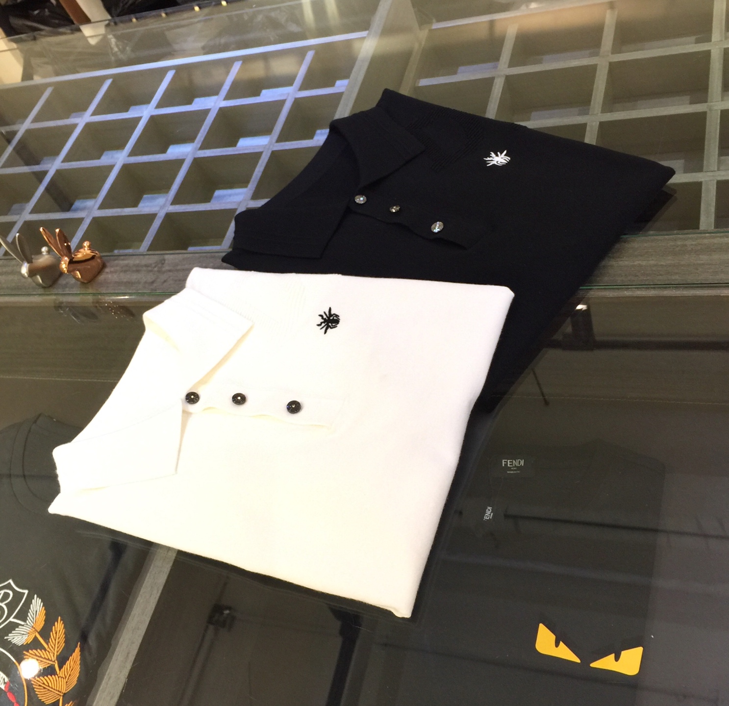 NO:598581,Dijia's 2025 autumn and winter new half-sleeved lapel sweater is made of fine sheep wool, mulberry and silk blended material!  High quality is naturally everyone's first choice. Contrast color embroidery logo on the chest and jacquard design of texture pattern on the body!  Luxurious temperament!  The upper body is incomparably soft and takes care of your skin. Soft and comfortable. Very warm. The upper body effect is great. A must-have for urban leisure and business!  black/white!  Sizes M～XXXL (model weighs 175/125 pounds and wears M), dior, sweaters, alexander wang19860909迪家2025秋冬新款半袖翻领毛衣 上等绵羊毛桑蚕丝混纺材质！高品质自然是大家的首选 胸前撞色刺绣Logo,衣身肌理图案提花设计！奢华气质！上身无敌柔软 呵护着您的肌肤. 柔软舒适.非常保暖.上身效果超棒. 都市休闲商务必备款！黑色/白色！尺码M～XXXL（模特175/125斤穿M）,,dior,sweaters,alexander wang,Men's clothing