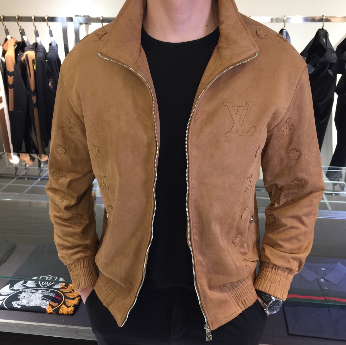 NO:598583,Lujia's 2025 new autumn and winter jacket. High-quality fabrics and craftsmanship, deerskin velvet fabric imported from Italy. Cold-resistant and windproof. A very smart and neat upper body jacket, with cutting edges!  Customer-supplied hardware accessories, consistent high-standard production technology. Black/Camel!  Sizes M～XXXL (model weighs 175/125 pounds and wears M),,louis vuitton,louis vuitton,jackets & coats,alexander wang19860909驴家2025秋冬新品外套.高品质面料和工艺,意大利进口鹿皮绒面料.耐寒、防风.上身非常干练利落的外套 ,切割包边！客供五金辅料、一贯的高规格制作工艺.黑色/驼色！尺码M～XXXL（模特175/125斤穿M）,,louis vuitton,louis vuitton,jackets & coats,alexander wang,Men's clothing