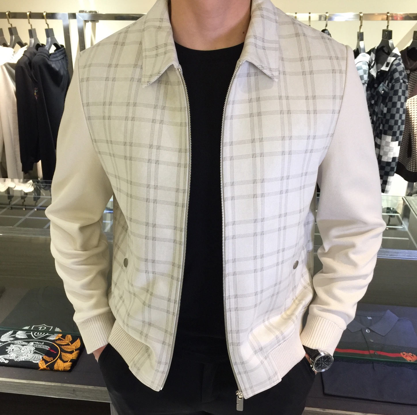 NO:598585,B's 2025 autumn and winter new jacket. High-quality fabrics and craftsmanship, velvet fabric imported from Italy. Cold-resistant and windproof. A very smart and neat jacket with hemmed edges!  Customer-supplied hardware accessories, consistent high-standard production technology. Black/white!  Sizes M～XXXL (model weighs 175/125 pounds and wears M),,jackets & coats,alexander wang19860909B家2025秋冬新品外套.高品质面料和工艺,意大利进口皮绒面料.耐寒、防风.上身非常干练利落的外套 ,切割包边！客供五金辅料、一贯的高规格制作工艺.黑色/白色！尺码M～XXXL（模特175/125斤穿M）,,jackets & coats,alexander wang,Men's clothing