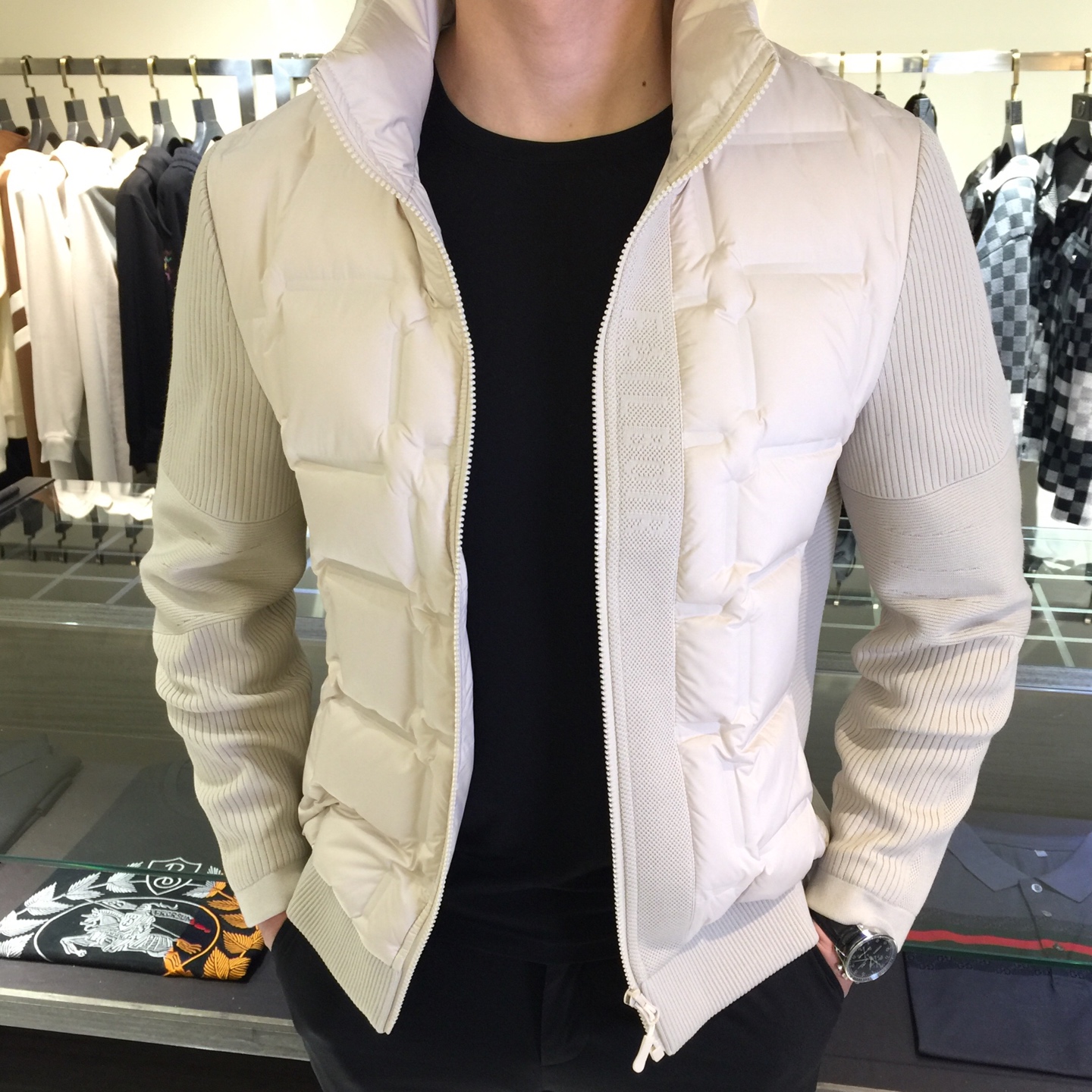 NO:598568,A high-end series!  2025SS new series down jacket. High-end white duck down filling!  High-quality windproof fabric and positioning and compaction technology, high-tech functional silk fabric imported from Italy. Cold-resistant and windproof. The upper body is very smart and neat!  Customer-supplied hardware accessories, consistent high-standard production technology. Black/white!  Sizes M～XXXL (model weighs 175/125 pounds and wears M),,down jacket,alexander wang19860909A家高端系列！2025SS新品系列羽绒服.高端白鸭绒填充！高品质防风面料和定位压实工艺,意大利进口科技机能蚕丝面料.耐寒、防风.上身非常干练利落！客供五金辅料、一贯的高规格制作工艺.黑色/白色！尺码M～XXXL（模特175/125斤穿M）,,down jacket,alexander wang,Men's clothing