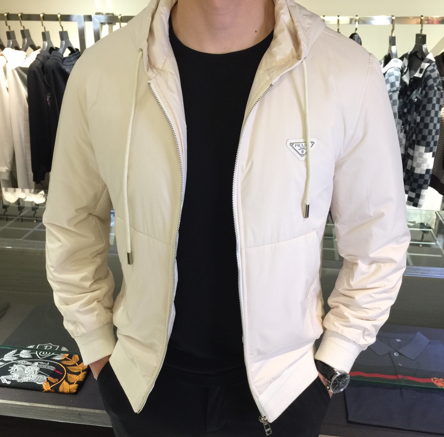 NO:598570,P's latest cotton-padded clothes for autumn and winter 2025 are shipped, and the foreign trade company leaks a series of heavy-duty hooded cotton-padded clothes!  The original hardware logo design on the chest is low-key and luxurious, with super perfect texture and hand-stuffed cotton!  The details are very high-end and the upper body is quite stylish!  The upper body is more compliant and tight, warm and comfortable, visually magnificent, handsome and manly!  black/white!  Sizes M～XXXL (model weighs 175/125 pounds and wears M),,hats,alexander wang19860909P家2025秋冬最新棉服出货 外贸公司流出 重磅连帽棉衣系列！胸前原版五金Logo设计低调奢华,超完美质感,手塞棉！细节非常高档上身相当有型！上身更加服帖紧身 保暖舒适 视觉大气非凡 帅气十足 男人风度！黑色/白色！尺码M～XXXL（模特175/125斤穿M）,,hats,alexander wang,Men's clothing