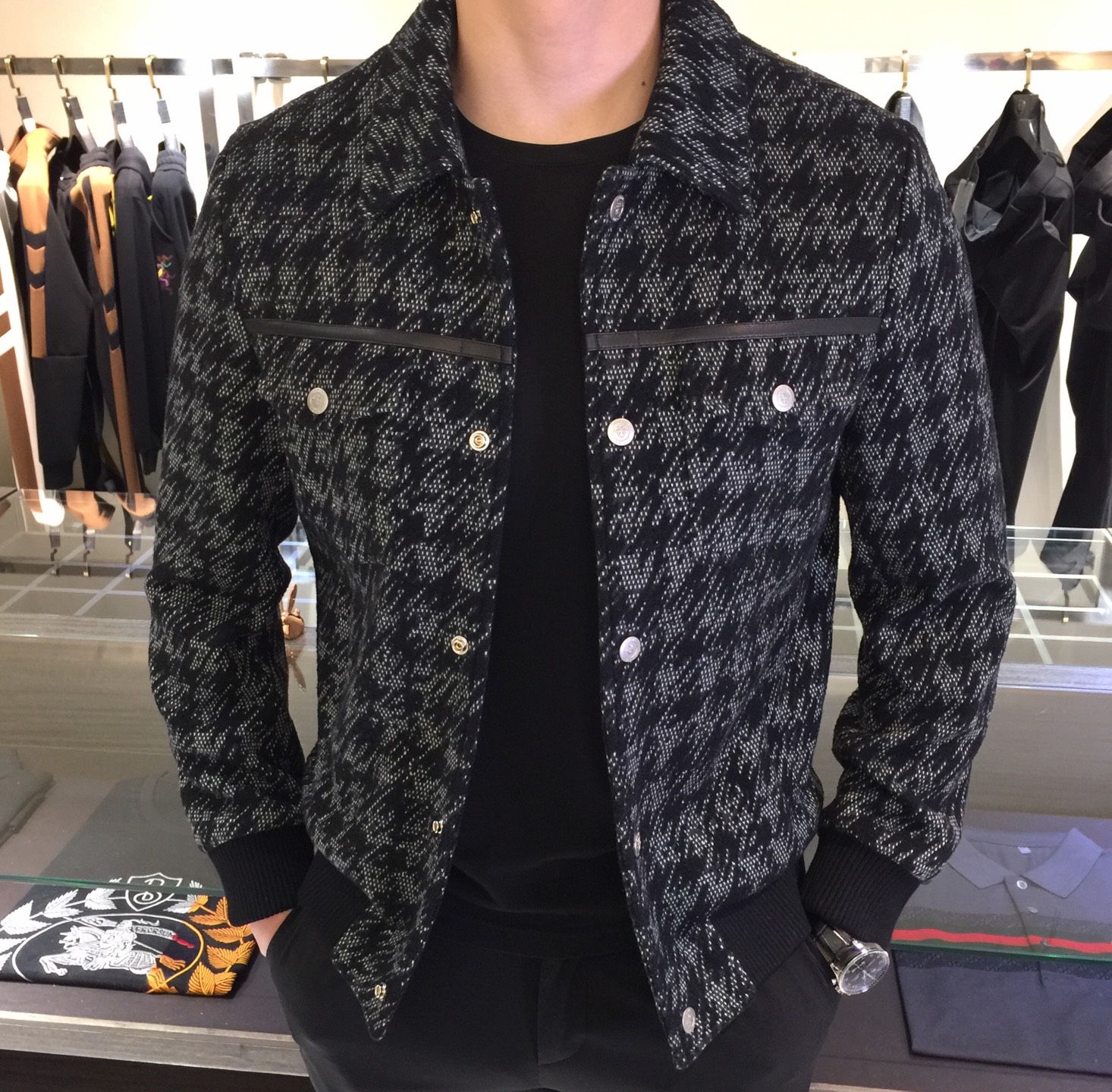 NO:598572,Highly recommended by Dijia!  2025ss new autumn and winter jackets!  Stylish wool blend lapel jacket!  It is made of high-grade imported wool fabric. The upper body is crisp and stylish, and the dress is stylish while maintaining comfort and flexibility. The upper body has a great shape, warm and comfortable, and continues to be the most popular wool fabric for autumn and winter clothing. It has a thick texture, soft touch, and good warmth retention. The accessories that highlight the texture are all high-end materials supplied by customers. They are very textured, shiny, and high-end!  Sizes M～XXXL (model weighs 175/125 pounds and wears M), dior, jackets & coats, alexander wang19860909迪家重磅推荐！2025ss秋冬新品外套！时尚羊毛混纺翻领外套！采用高档进口羊毛呢面料.上身挺括有型,着装有型同时又能保持舒适性 灵活性 上身版型赞,保暖舒适,继续延续秋冬装最受欢迎羊毛面料,质感厚实,触感柔软,保暖性佳,凸显质感配件都是客供高档材料,非常具有质感,有光泽,高端大气！尺码M～XXXL（模特175/125斤穿M）,,dior,jackets & coats,alexander wang,Men's clothing