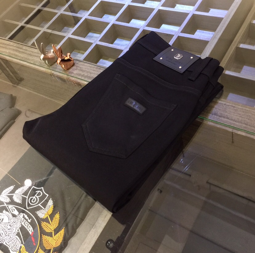 NO:655982,TF's 2025 autumn and winter new style creates a refreshing and modern STAY. It is refreshing and neat, making you energetic and fashionable. The upper body effect is very good. It is made of imported denim blended fabric. It feels comfortable and has exquisite workmanship. The lines are fine and well-proportioned. Slim-fitting tailoring. Simple and elegant style. The best product for various occasions!  Size 29～3837. (Model/Wear 30),,tom ford,fendi,alexander wang19860909TF家2025秋冬新款,打造出清爽的摩登STAY 清爽、利落感 让你活力时尚感十足范 上身效果非常的棒 采用进口丹宁混纺面料.手感舒适,做工精湛 走线细密匀称 修身版型剪裁 简约大气款 能胜任各种场合的最佳强货！尺码29～3837.（模特/斤穿30）,,tom ford,fendi,alexander wang,Men's clothing