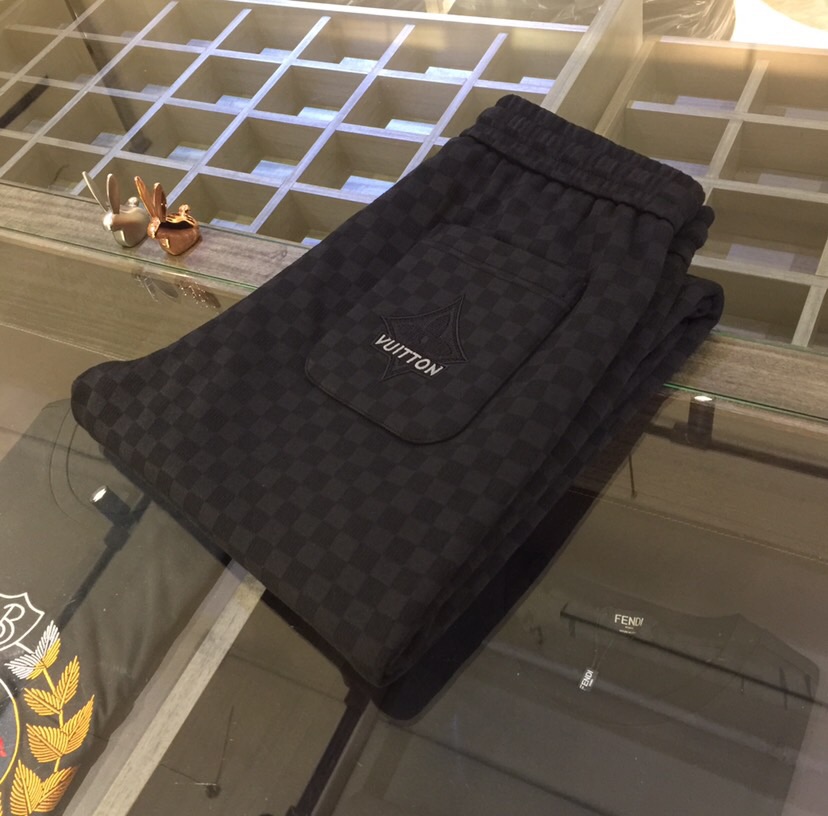 NO:655987,Lujia's latest casual pants for autumn and winter 2025. Produced by OEM. Elastic waist casual pants. Customized imported top-grade fabrics, stretch wool blend. Good comfort. No sense of restraint on the upper body. High version, upper body showing slender legs. Definitely a rare good product. Lined with velvet!  Size 29～3837. (Model/Wear 30),,louis vuitton,louis vuitton,alexander wang19860909驴家2025秋冬最新休闲裤.代工厂出品.松紧腰休闲裤 定制进口顶级面料、弹力羊毛呢混纺.舒适度佳.上身毫无束缚感.高版型、上身显腿修长.绝对是不可多得的好货.内里加绒！尺码29～3837.（模特/斤穿30）,,louis vuitton,louis vuitton,alexander wang,Men's clothing