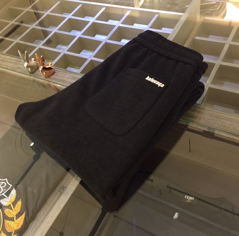 NO:655993,Balenciaga's latest casual pants for autumn and winter 2025. Produced by OEM. Elastic waist casual pants. Customized imported top-grade fabrics, stretch wool blend. Good comfort. No sense of restraint on the upper body. High version, upper body showing slender legs. Definitely a rare good product. Lined with velvet!  Size 29 ~ 3837. (Model/Wear 30), balenciaga, alexander wang19860909巴黎世家2025秋冬最新休闲裤.代工厂出品.松紧腰休闲裤 定制进口顶级面料、弹力羊毛呢混纺.舒适度佳.上身毫无束缚感.高版型、上身显腿修长.绝对是不可多得的好货.内里加绒！尺码29～3837.（模特/斤穿30）,,balenciaga,alexander wang,Men's clothing