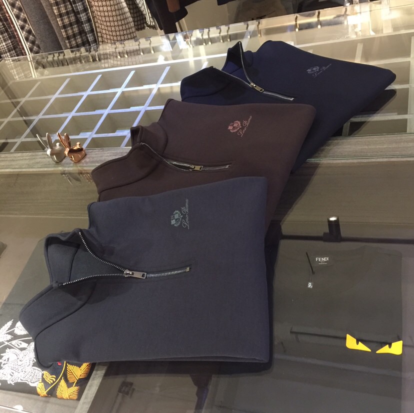 NO:656004,LP's fat brother's gospel 1975AW latest wool blended half-zip series for autumn and winter, a versatile basic model for work and commuting, a must-have for business elites!  The fabric is gentle, soft, delicate and soft. It can be worn alone in spring and autumn, or as a base layer in winter!  The whole piece of thin velvet inside covers the upper body, which is super warm and comfortable. It is a business casual and slim fit style. It can be worn for both business and leisure time!  The overall craftsmanship is really impeccable!  Versatile!  Dark blue/dark brown/grey blue!  Sizes M～4XL (model/weight M),,loro piana,alexander wang19860909LP家胖哥哥福音1975AW秋冬最新羊毛混纺半拉链系列 上班通勤百搭基本款 商务精英必备！面料温儒柔软 细腻柔软 春秋单穿、冬天打底！内里整片薄绒覆盖超保暖上身自然是舒适 商务休闲修身款 无论是商务还是休闲时候都可穿搭配！整体的工艺车线真的是无可挑剔的！百搭！深蓝色/深咖色/灰蓝色！尺码M～4XL（模特/斤穿M）,,loro piana,alexander wang,Men's clothing