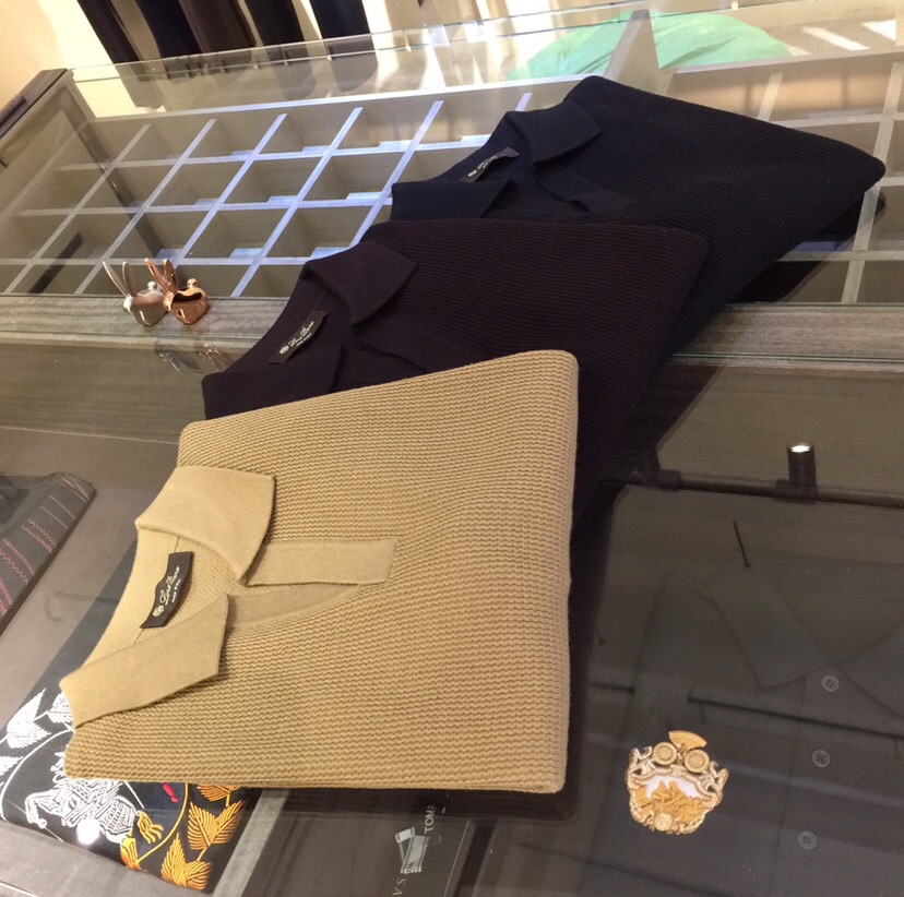 NO:656009,LP's 25th autumn and winter new product - men's wool knitted seagull collar POLO pullover. Simple old money style design, the upper body is full of temperament, creating a fashionable and outstanding sense of sophistication!  The outer body is made of solid color, and the upper body does not feel cumbersome. The overall design is really high-end. It interprets the brand's classic elements in a new style. It is the perfect choice for wearing alone or layering in spring, autumn and winter!  The conventional tailoring has excellent matching performance. Whether it is business negotiations or home camping, it can be worn as an inner wear or as an outer wear.  This sweater is carefully woven from imported 50-wool acrylic yarn, Australian Merino wool, the finest wool. Its gloss and smoothness are unmatched by ordinary wool. The fiber fineness is only 1/10 of a human hair, without the stiff feeling of wool. The entire fabric is crisp, thin, soft and has a high density, giving the yarn a fried feel.  It has strong rebound and will not deform after being worn for a long time. It has a soft, anti-wrinkle, non-pilling, tight and strong fabric surface, and has a delicate texture. It is hand-sewn by seamstresses with more than 10 years of experience through 14 processes, stitch by stitch. Both the front and back are made of wool, which is soft, delicate and elastic, and does not scratch, pill or shrink.  Color black, dark brown, card green Size M ~ XXXL (model weighs 175/125 pounds and wears M), loro piana, alexander wang19860909LP家25秋冬季新品-男士羊毛针织海鸥领POLO套头衫 简约老钱风设计,上身就是气质满满,打造时髦出众的精致感！ 外衣身整体为纯色打造,上身毫无累赘感,整体设计感真的非常高级,将品牌经典元素以全新风格诠释,是春秋冬单穿或内搭的完美首选！常规的版型剪裁,其搭配性能超乎相当到位,不管是商务洽谈还是居家露营,都可作为内搭和外穿. 这款羊毛衫甄选进口50羊毛腈纶纱线精心织造,澳大利亚美丽诺羊毛,羊毛中的岌品,其光泽度和柔顺感非一般羊毛可以相比的,纤维细度只有一根头发丝的1/10,毫无羊毛的硬扎感.整个面料挺括轻薄,柔软细密度很高,让纱线拥有炒强的回弹,长久穿着不会变形拥有柔软抗皱、不易起球、紧密结实的织面,拥有细腻的肌理感.由10年以上工龄的缝纫师,经过14道工序,一针一线手工缝制而成.正反两面都是羊毛缝制的,柔软细腻富有弹性,还不扎人,不起球,不缩水. 颜色黑色、深棕色、卡绿色 尺码M～XXXL（模特175/125斤穿M）,,loro piana,alexander wang,Men's clothing