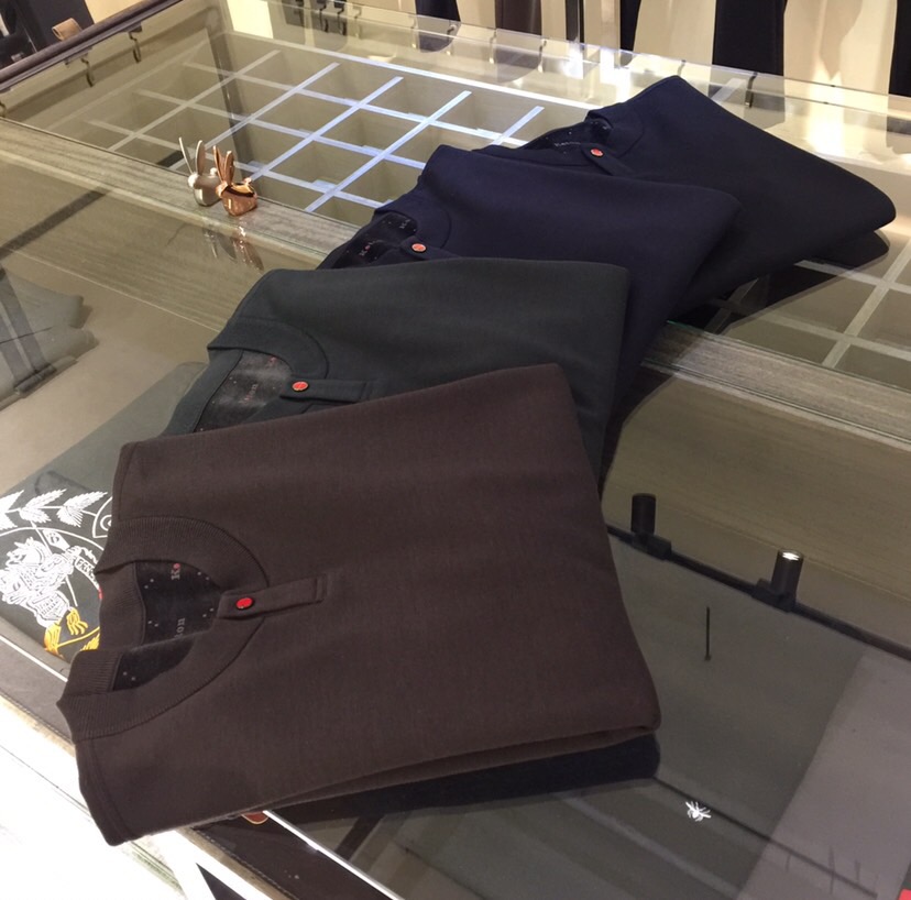 NO:656013,Ki's fat brother's new autumn and winter snap style Tencel wool (silk velvet lining) is selected in 4 colors. This product adopts a clear flat weave (silk velvet lining inside). The overall unique flat stitch clean design is higher-grade and more refined. The material is South Korean Tencel wool and silk velvet lining. The double layer composite has a certain thickness. It is super comfortable to wear. It is both warm and comfortable. It does not pill, scratch or deform.  The four principles of non-fading, especially skin-friendly and textured, are high-end. This model adopts a business round neck clean version with a small logo design. It can be worn outside in autumn and is a warm cashmere sweater in winter. It is really a practical product. The ultra-precision fine knitting method shows luxury, and the counter-needle edge stitching technology improves the texture of men's clothing. It is a must-have for fashionable and light luxury business. Black/dark blue/dark green/dark brown!  Sizes M～4XL (model weighs 175/125 pounds and wears M),,alexander wang19860909Ki家胖哥哥福音年秋冬新款按扣款天丝羊毛（复蚕丝厚绒）精选4个色,本品采用净面平版的织法（内里复蚕丝绒）,整体特有的平针净版设计具有更高档次,实物更精致.选材南韩天丝羊毛复上内里蚕丝绒,双层复合有一定厚度,穿着时超级舒服,既保暖又舒适,做到不起球,不扎人,不变形,不退色的四不原则,特别有亲肤感而且具有质感,上档次.此款在工艺上采用商务圆领净版小logo设计,秋季可外穿,冬季就是一件保暖的羊绒衫,真是一件实用的佳品.超精密细针织法尽显奢华,反针靠边缝合技术提升了男士的服装质感,时尚轻奢商务的必备.黑色/深蓝色/暗绿色/深棕色！尺码M～4XL（模特175/125斤穿M）,,alexander wang,Men's clothing