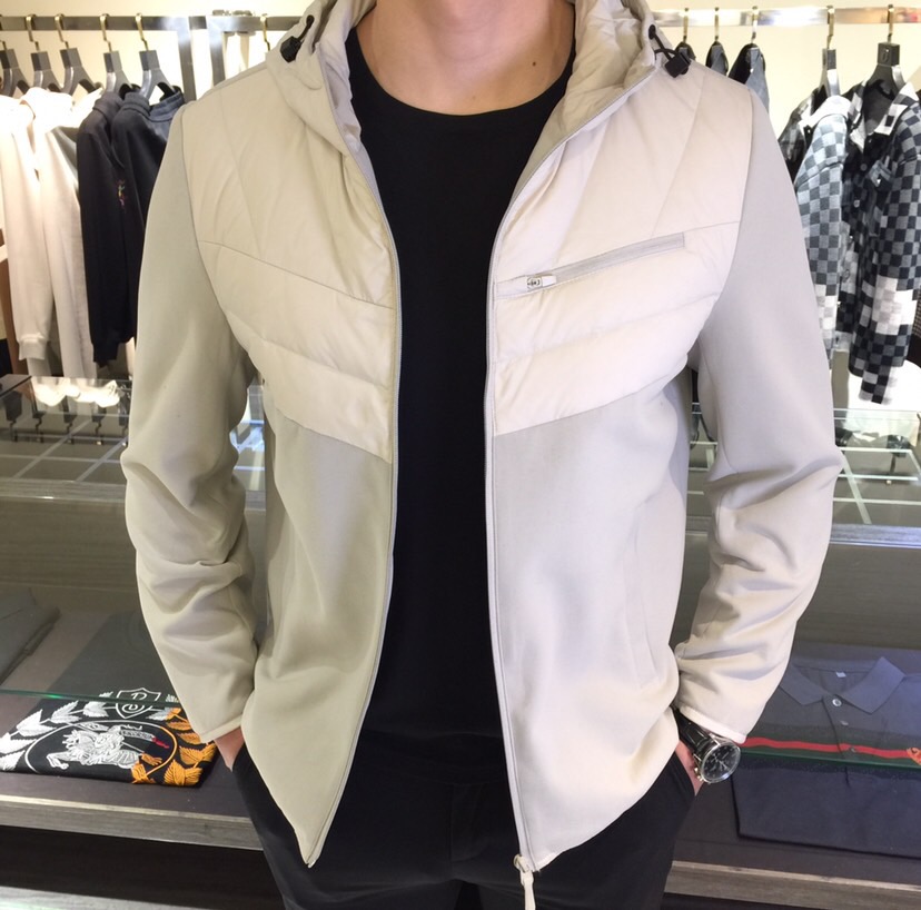 NO:656017,A's new 2025 fashionable business casual hooded down jacket doesn't feel bloated at all when worn. Seamless viscose directly filled with 90 white duck down. No excessive decoration. Simple and clean. Imported nylon splicing fabrics are supplied by customers. The anti-drilling process is very good!  The whole piece has a strong design to withstand cold currents. It can instantly lock in heat. It has a constant temperature but does not look bulky. It has a high fluffiness. It is light and comfortable to wear. It is more warm. Fashionable down has appeared for the sake of style!  Highly recommended, it’s a pity to miss it!  Black/off-white!  Sizes M～XXXL (model weighs 175/125 pounds and wears M),,down jacket,hats,alexander wang19860909A家2025新款时尚商务休闲兼具连帽羽绒服来袭穿起业一点臃肿的感觉都没有 无缝粘胶直充90白鸭绒 无过多的装饰 简约而干净 客供进口尼龙拼接面料 防钻绒工艺处理的非常的好！整件拥有很强的抵御寒流的设计 可以瞬间锁住热量 恒温但不显臃肿 具有很高的蓬松度 穿着轻便舒适 更具保暖性 时尚羽绒出现了 为了有型！重磅推荐 错过可惜！黑色/米白色！尺码M～XXXL（模特175/125斤穿M）,,down jacket,hats,alexander wang,Men's clothing