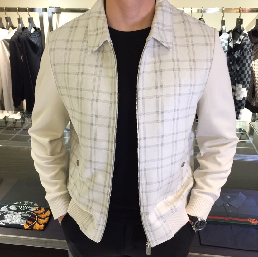 NO:656021,B's 2025 autumn and winter new jacket. High-quality fabrics and craftsmanship, velvet fabric imported from Italy. Cold-resistant and windproof. A very smart and neat jacket with hemmed edges!  Customer-supplied hardware accessories, consistent high-standard production technology. Black/white!  Sizes M～XXXL (model weighs 175/125 pounds and wears M),,jackets & coats,alexander wang19860909B家2025秋冬新品外套.高品质面料和工艺,意大利进口皮绒面料.耐寒、防风.上身非常干练利落的外套 ,切割包边！客供五金辅料、一贯的高规格制作工艺.黑色/白色！尺码M～XXXL（模特175/125斤穿M）,,jackets & coats,alexander wang,Men's clothing