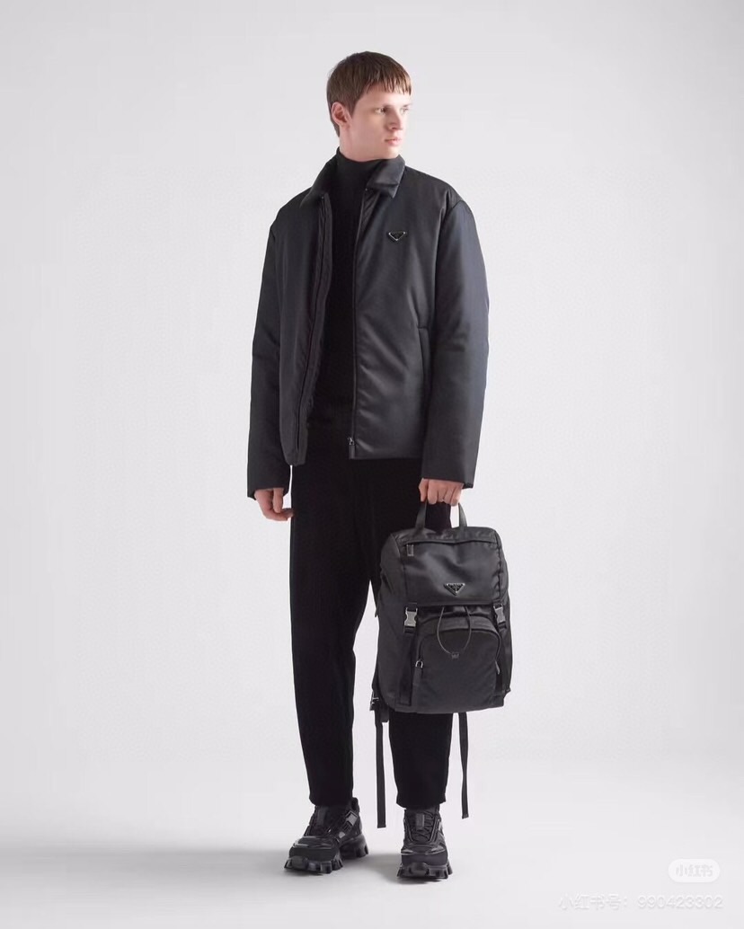 NO:656025,P’s top version with chip nfc, counter 2w Li Xiantan Jian’s same style. P’s new retro shirt collar down jacket!  The flagship product is 195 grams of white duck down filling. Siberian 90 white duck down and 10 feathers filling. This down jacket belongs to the kind of series that will make you stand out from the crowd when paired well. When the weather is colder, it can also be used as an inner layer of a jacket, which not only keeps you warm but also adds layering to your outfit. The more you look at it, the better it looks!  No matter in terms of materials, detail restoration and craftsmanship!  Not afraid of any challenge, there is a kind of magic in your body that you must buy!  Sizes M～XXXL (model weighs 175/125 pounds and wears M),,jackets & coats,shirts,down jacket,alexander wang19860909P家顶级版本带芯片nfc,柜台2w李现檀健次同款.P家新品复古衬衫领羽绒服外套！王牌货品,195克白鸭绒充绒量.西伯利亚90白鸭绒10羽毛填充.这件羽绒服属于那种搭配好了就会让你在人群中脱颖而出,天气冷一点的时候还可以作为外套的内搭,既保暖又能增加穿搭的层次感,越看越好看系列！不管是材质还是细节还原度以及工艺制作方面！不惧任何挑战,上身就有种一定要买下的魔力！尺码M～XXXL（模特175/125斤穿M）,,jackets & coats,shirts,down jacket,alexander wang,Men's clothing