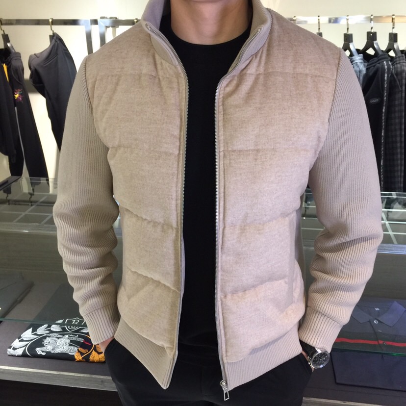 NO:656028,LP's 2025 new fashionable business casual down jacket doesn't feel bloated at all when worn. Seamless viscose directly filled with 90 white duck down. No excessive decoration. Simple and clean. Imported woolen woolen fabrics are supplied by customers. The anti-drilling process is very good!  The two sleeves and back are made of extremely high-density knitting as a splicing design!  The whole piece has a strong design to withstand cold currents. It can instantly lock in heat. It has a constant temperature but does not look bulky. It has a high fluffiness. It is light and comfortable to wear. It is more warm. Fashionable down has appeared for the sake of style!  Highly recommended, it’s a pity to miss it!  Black/Coffee/Apricot!  Sizes M～XXXL (model weighs 175/125 pounds and wears M),,loro piana,down jacket,alexander wang19860909LP家2025新款时尚商务休闲兼具羽绒服来袭穿起业一点臃肿的感觉都没有 无缝粘胶直充90白鸭绒 无过多的装饰 简约而干净 客供进口羊毛呢绒面料 防钻绒工艺处理的非常的好！两袖以及后背采用密度极高针织作为拼接设计！整件拥有很强的抵御寒流的设计 可以瞬间锁住热量 恒温但不显臃肿 具有很高的蓬松度 穿着轻便舒适 更具保暖性 时尚羽绒出现了 为了有型！重磅推荐 错过可惜！黑色/咖色/杏色！尺码M～XXXL（模特175/125斤穿M）,,loro piana,down jacket,alexander wang,Men's clothing