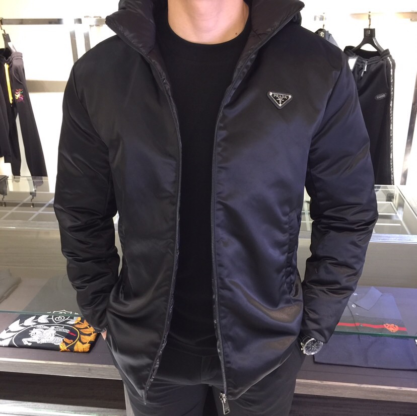 NO:656033,P's 2025 winter new detachable hat is double-sided down. A big deal, enjoy both sides at once. N66 ultra-fine denier fabric + Siberian 90 white duck down. Wear it twice to create a variety of looks. Adding style to the combination not only looks good, but also adds layering. One purchase, two options. One-sided non-quilted thread down jacket The unique smooth and smooth feeling breaks the bloated visual experience. The other side is the classic P family lightweight down jacket, which creates a visual effect of casual life, breaks the conventional design, is unique and evenly filled with down, visually smooth, and has a very sophisticated design. Adults do not have to choose multiple questions! Classic/Practical Two-wear fashionable and sophisticated control is even more classic and will never go out of style. Double-sided wear performance Craftsmanship and quality, inherited luxury brand, style is free and stylish, fashionable and handsome. The labor cost of double-wearing is directly double the cost. Double-wearing, the requirements for both internal and external fabrics are extremely strict. Stabilizing the fabric shrinkage before making garments is overall time-consuming and time-consuming. The process is complicated and difficult to do, and it cannot be completed by ordinary factories and craftsmen. It is made of N66 ultra-fine denier raw material and light cloud fabric. It feels light, soft and textured, and the color is plump and saturated. It has its own sense of light, which adds height and feel to the original yarn luster. The high-density ultra-fine inner liner is made of anti-drilling velvet, precision-sewn with high thermal insulation coefficient, light and anti-run velvet, and a zero-pressure wearing experience, bringing you the warmth. Sizes M ~ XXXL (model wears M at 175/125 pounds), down jacket, hats, alexander wang19860909P家2025年可拆卸帽冬季新品双面穿羽绒. 重磅巨献,一次GET两面享受.N66超细旦面料+西伯利亚90白鸭绒,一衣两穿打造多样造型,在搭配上增加风格不止好看,更能增加层次感. 一次购买 两种选择.一面无绗线面羽绒服 獨特的光洁顺滑感打破臃肿的视觉感受.另一面是经典P家轻便式羽绒服,营造出休闲生活的视觉效果,打破常规设计,与众不同充绒均匀,视觉流畅,设计相当考究.成年人不做选择题! 经典/实用 两穿时髦精尖控更是经典,永不过时.双面穿性能 匠心重工品质,传承奢牌,风格自在有型又时髦帅气,双面穿的工价直接是双倍成本,两穿,对于内外面料要求都极为严苛.稳定面料缩率再进行成衣制作,整体耗时耗费.工艺繁复难做,非一般工厂和工匠可以完成的. 采用N66超细旦原料,敲轻云朵面料,手感轻盈柔软有质感,颜色丰满饱和,自带光感在原有的纱线光泽上增显高及感高密度超细内胆,采用防钻绒精密缝制保暖系数高,轻盈防跑绒,0压穿着感受,带给属于你的温暖. 尺码M～XXXL（模特175/125斤穿M）,,down jacket,hats,alexander wang,Men's clothing