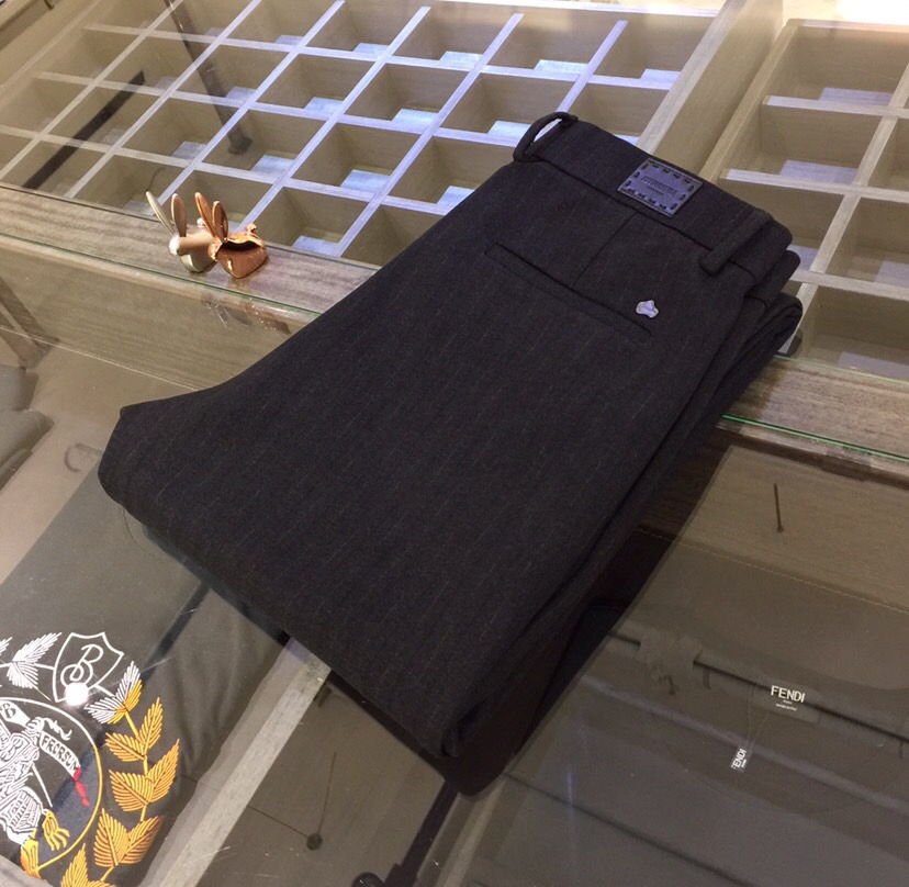 NO:731783,A's new autumn and winter clothing for 2025. The brand is online, and the imported high-density mercerized cotton brushed blended elastic fabric is supplied by the customer. The hardware and accessories are all supplied by the customer. The quality comes from the details. It is very classy. The trousers are three-dimensional tailoring and slim casual trousers!  This style is very versatile and can be worn by young or middle-aged people. It’s no problem because the style is so perfect and the colors are so versatile!  Dark gray!  Size 29~3837. (model weighs 175/125 pounds and wears 30),,19860909A家2025秋冬装新品 品牌上线、客供进口高密度丝光棉磨毛混纺弹性面料 五金附料都是客供 品质源于细节 非常显档次 裤型属于立体剪裁修身休闲西裤！这个版型很跨度非常的高 年轻 中年的 都没有问题 因为他的版型太完美了颜色也非常百搭！深灰色！尺码29～3837.（模特175/125斤穿30）,,,Men's clothing