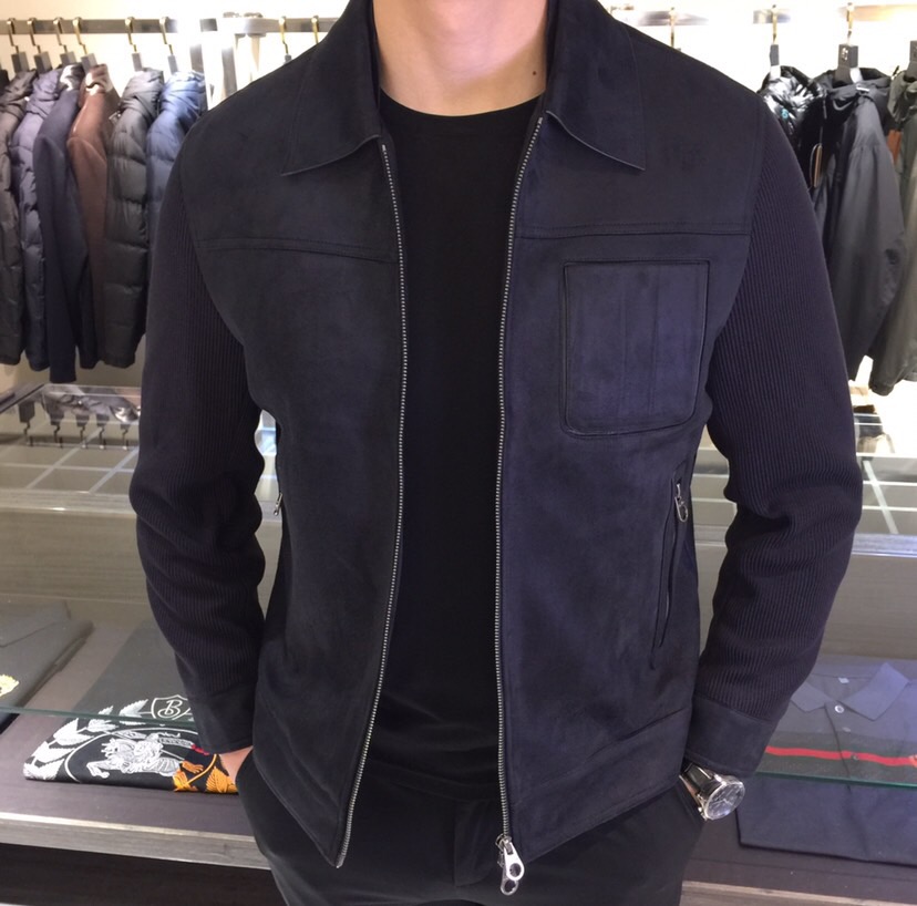 NO:727996,LP's 2025 autumn and winter new lapel ba down jacket. Filled with 90 down and 10 feathers!  High-quality fabrics and craftsmanship, deerskin velvet fabric imported from Italy. Cold-resistant and windproof. The upper body is very smart and neat style, with cutting edges!  Customer-supplied hardware accessories, consistent high-standard production technology. Black/dark blue/coffee color!  Sizes M～XXXL (model weighs 175/125 pounds and wears M), loro piana, down jacket,19860909LP家2025秋冬新品翻领ba羽绒服.填充90羽绒10羽毛！高品质面料和工艺,意大利进口鹿皮绒面料.耐寒、防风.上身非常干练利落的款式,切割包边！客供五金辅料、一贯的高规格制作工艺.黑色/深蓝色/咖色！尺码M～XXXL（模特175/125斤穿M）,,loro piana,down jacket,,Men's clothing