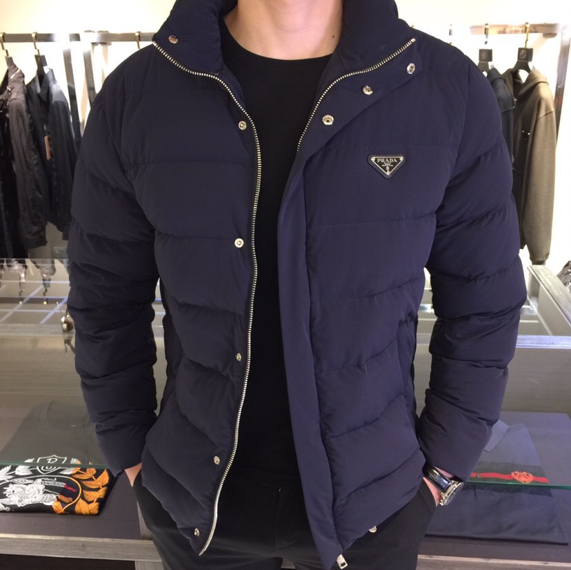 NO:691265,P's 2025ss autumn and winter original single down jacket. It has a very traditional and noble design style and has won the favor of countless people. It is versatile for work and commuting. It is equally luxurious, high-end and high-end no matter what occasion it is worn. The inner liner is filled with white duck down. The fabric is extremely soft and comfortable!  Not only is it beautiful and generous, but it also has a strong three-dimensional effect. It takes a high cost to produce good products, and it is perfect. The real thing is very beautiful, and the attention to detail can be seen, and the details can show the quality of the big brand. Black/dark blue!  Sizes M～XXXL (model weighs 175/125 pounds and wears M),,down jacket,19860909P家2025ss秋冬原单羽绒服.极具传统高贵的设计风格,赢取无数人的欢心.上班通勤百搭 无论什么场合穿都一样奢华高端上档次 内胆填充白鸭绒.面料及其柔软舒适！不但美观大方 而且立体感极强,高成本才能出好货,完美兼备.实物非常漂亮,细节上可见用心,细节都能彰显大牌的品质感.黑色/深蓝色！尺码M～XXXL（模特175/125斤穿M）,,down jacket,,Men's clothing
