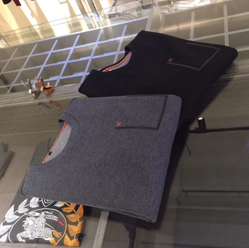 NO:684278,H Family Fat Brother’s Good News Autumn and Winter new high-quality sweatshirts are online!  Fresh and natural, purely imported custom-made wool and European cotton blended fabrics!  The fit is great and the thread splicing is very rigorous and elegant. It is definitely a first-line OEM requirement!  This style is very versatile and should not be missed by all men of taste!  Black/grey!  Sizes M～4XL (model/125kg wears M),,hoodie,sweatshirts,19860909H家胖哥哥福音秋冬新品高品质卫衣上线！清新自然 纯进口定制羊毛欧棉混纺面料！版型穿着超赞 螺纹拼接处都非常严谨考究 绝对一线代工要求！这个款式非常百搭 品味男士都不可错过哟！黑色/灰色！尺码M～4XL（模特/125斤穿M）,,hoodie,sweatshirts,,Men's clothing