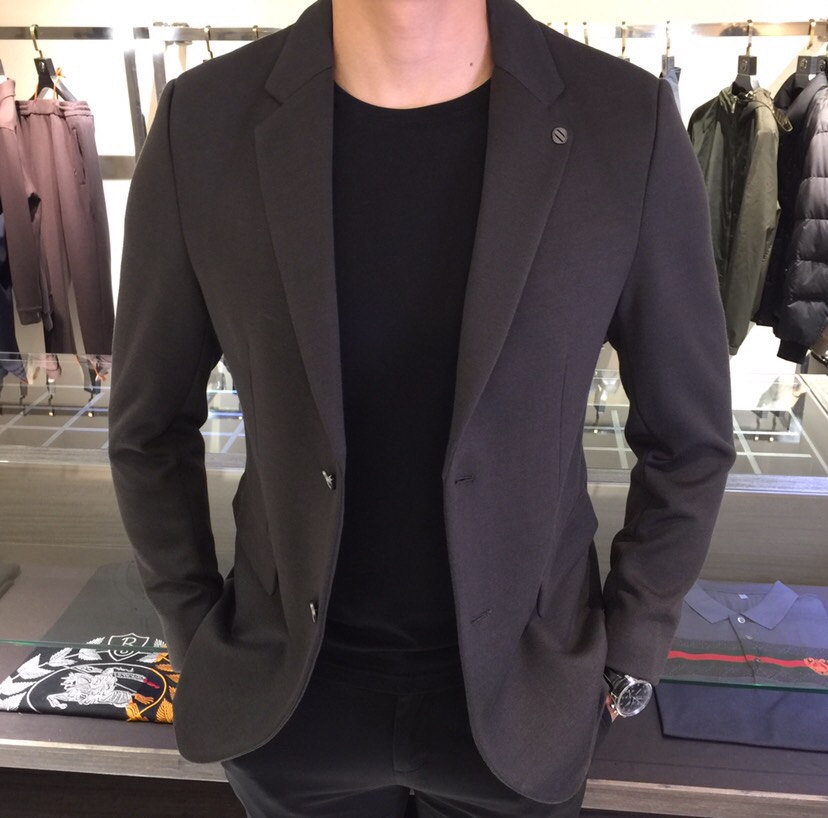 NO:684250,Ze's new 2025ss autumn and winter new style, advanced customization, business-style timeless suit style, classic suit collar, 2 buttons, slightly gathered waist, the most simple commuting and leisure design!  This style is mainly made of strong knitted fabrics for commuting wear, which is elegant and elegant, and highlights the sophistication in casualness. It feels skin-friendly, delicate and comfortable, soft and breathable, has a super texture and a strong sense of class. It is classic and not picky, and the color is specially designed for men's wardrobe. It is simple and elegant, easy to wear but not picky, and the quality will definitely stand the test. Black/dark green!  Sizes M～XXXL (model weighs 175/125 pounds and wears M),,business suit,19860909Ze家2025ss秋冬新款 高级定制 商务风永恒的西装版型 经典西装领,2粒扣,腰部微收,最为简约通勤与休闲设计！这款主打的是坚挺的针织面料通勤装,大气得体,随意中凸显精致.手感亲肤 细腻舒适 柔软透气,质感超强,档次感强.经典不挑人,男士衣橱专用的颜色 简单大方,好穿不挑人,品质绝对经得起考验.黑色/暗绿色！尺码M～XXXL（模特175/125斤穿M）,,business suit,,Men's clothing