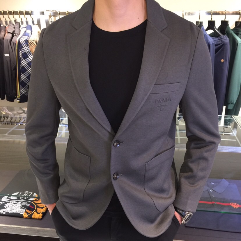 NO:684254,P's 2025ss autumn and winter new style, advanced customization, business style timeless suit style, classic suit collar, 2 buttons, slightly gathered waist, the most simple commuting and leisure design!  Because this style is mainly focused on light and soft commuting wear, the whole body is more plain, with crochet craftsmanship, decent atmosphere, and exquisiteness in casualness. It is made of top-grade custom-made super soft silky blend. High-density and ultra-thin material, skin-friendly, delicate and comfortable. Soft and breathable, super texture, strong sense of class. Classic and not picky, the color for men's wardrobe is simple and generous, easy to wear but not picky, and the quality will definitely stand the test. Black/grey!  Sizes M～XXXL (model weighs 175/125 pounds and wears M),,business suit,19860909P家2025ss秋冬新款 高级定制 商务风永恒的西装版型 经典西装领,2粒扣,腰部微收,最为简约通勤与休闲设计！因这款主打的是轻薄、柔软的通勤装,整身更为平服,钩织工艺,大气得体,随意中凸显精致.采用顶级定制超柔丝滑混纺 高密超薄材质、手感亲肤 细腻舒适 柔软透气,质感超强,档次感强.经典不挑人,男士衣橱专用的颜色 简单大方,好穿不挑人,品质绝对经得起考验.黑色/灰色！尺码M～XXXL（模特175/125斤穿M）,,business suit,,Men's clothing